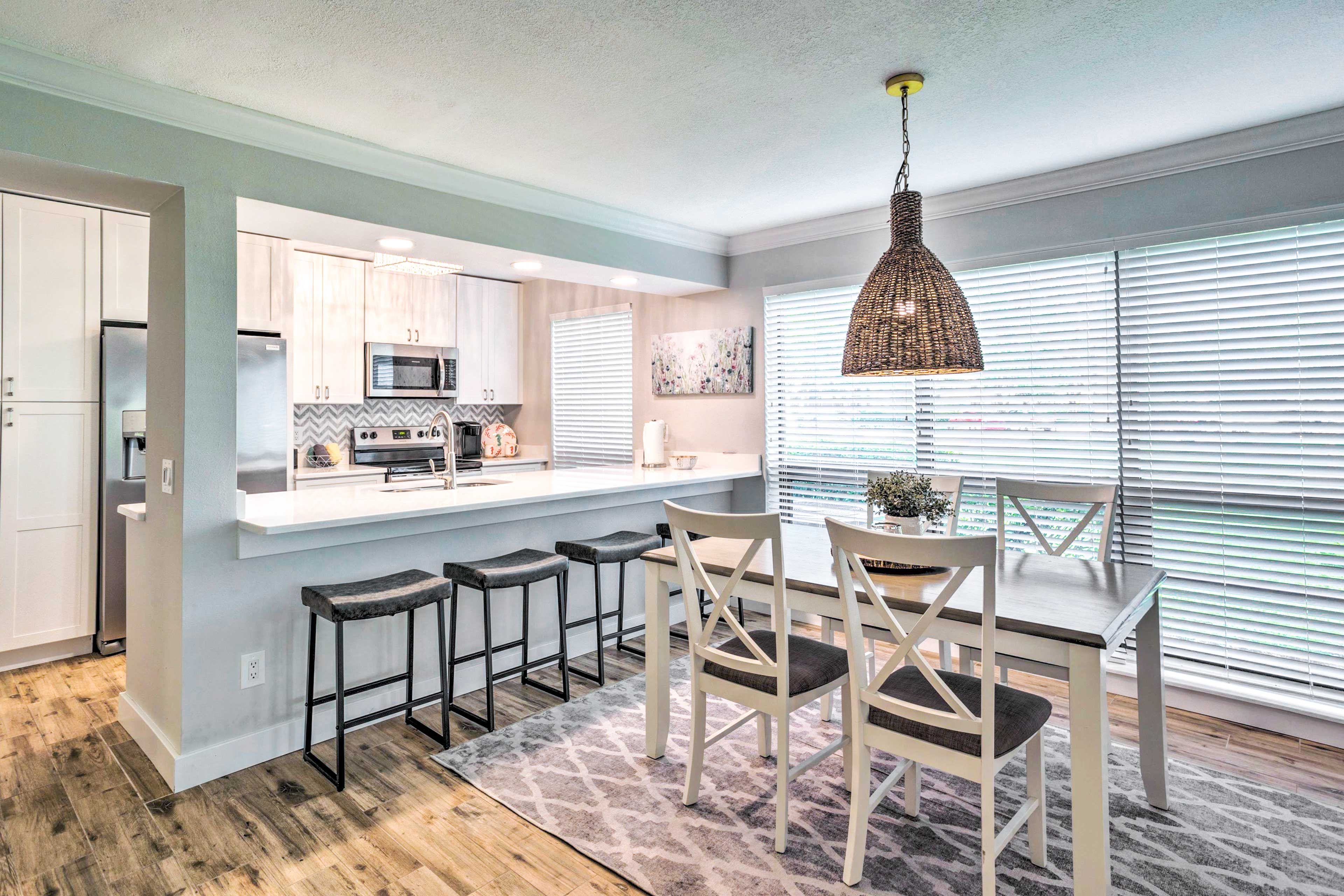 Dining Area | 4-Person Breakfast Bar | 4-Person Dining Table