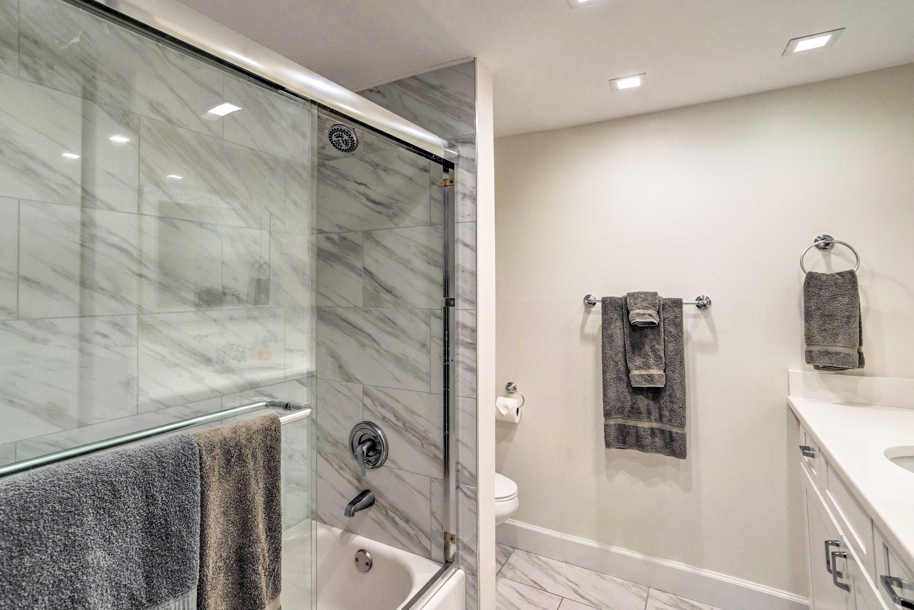 Full Bathroom | Complimentary Toiletries