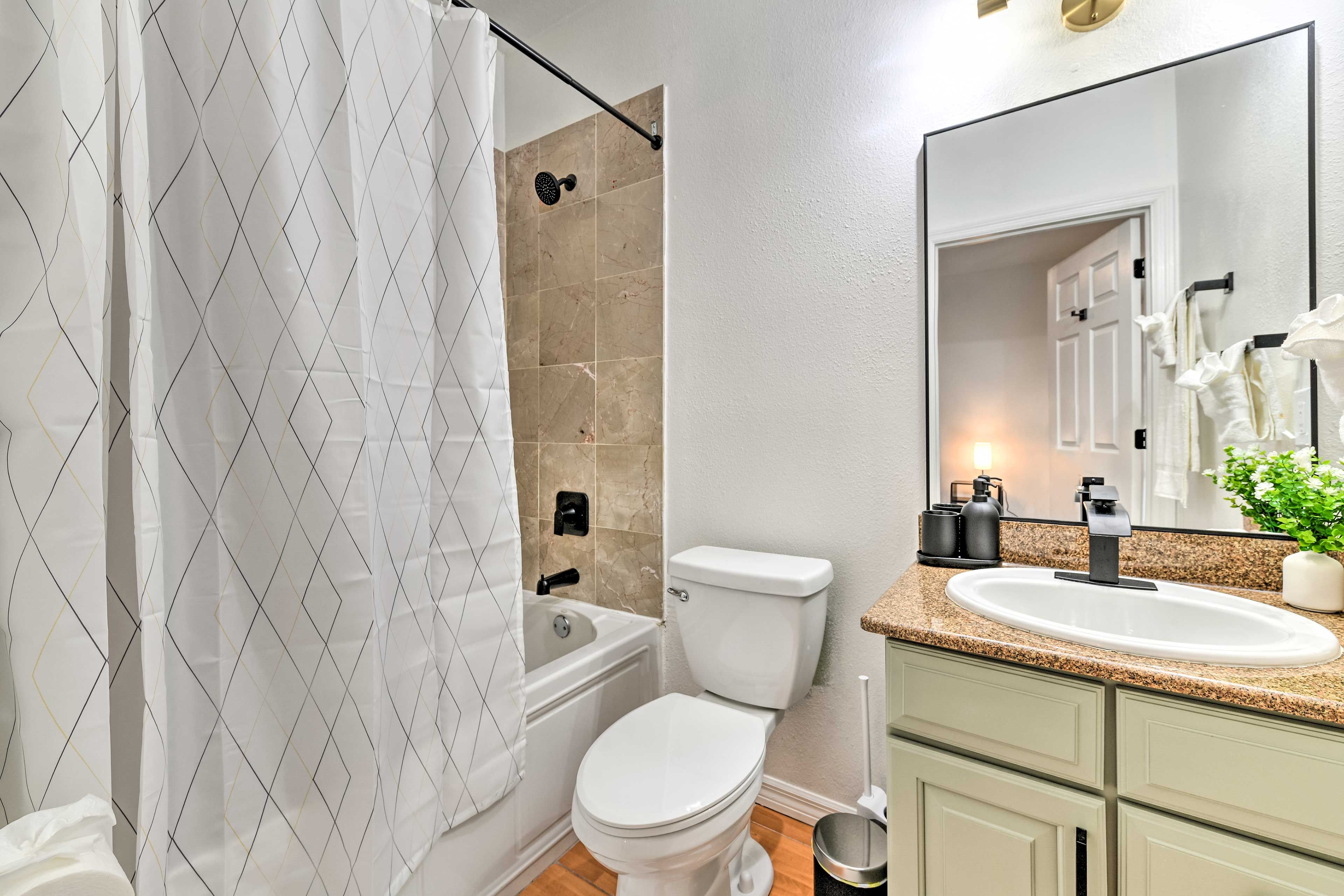 Full Bathroom | Complimentary Toiletries