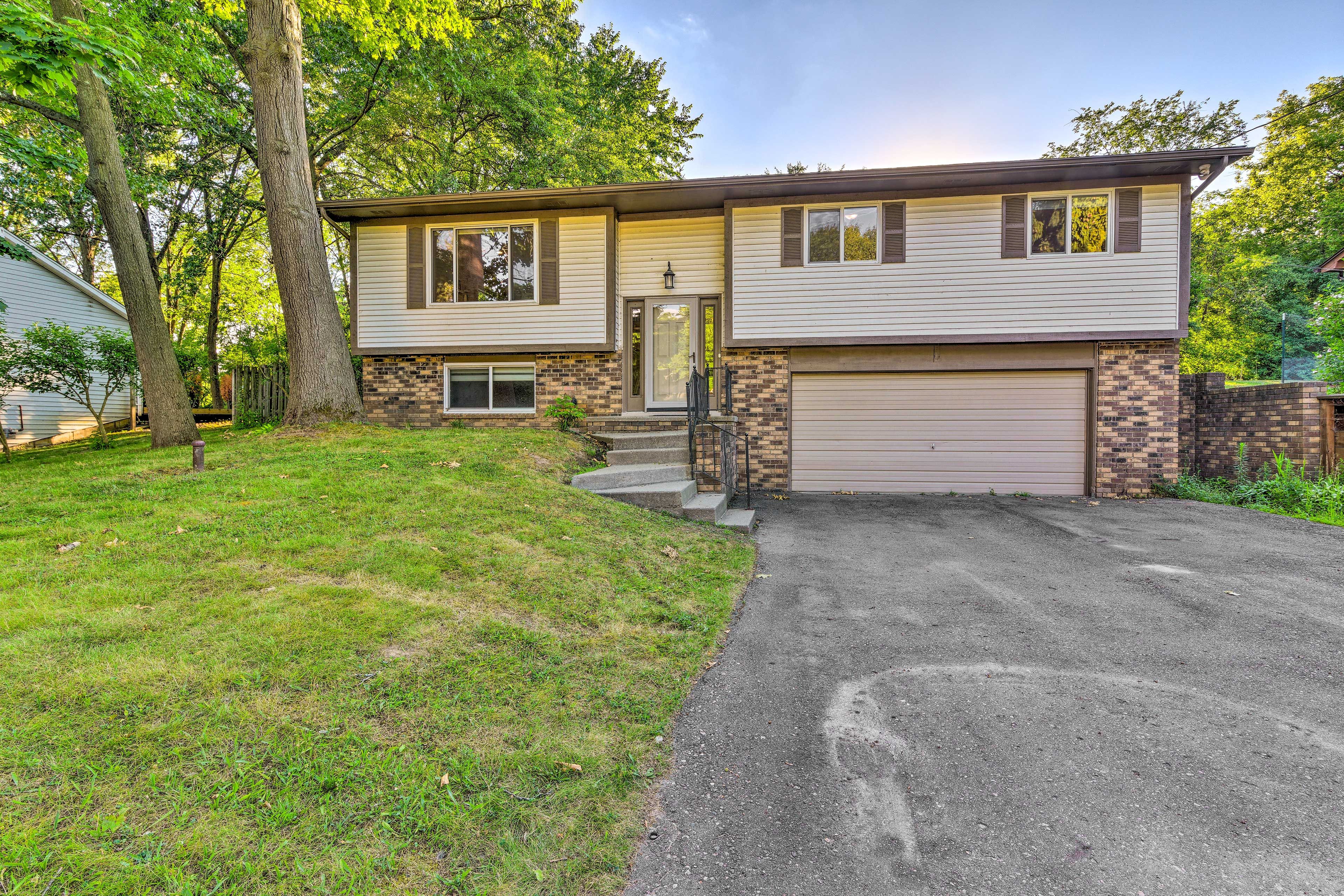 Parking | Garage (2 Vehicles) | Driveway (4 Vehicles) | RV/Trailers Allowed