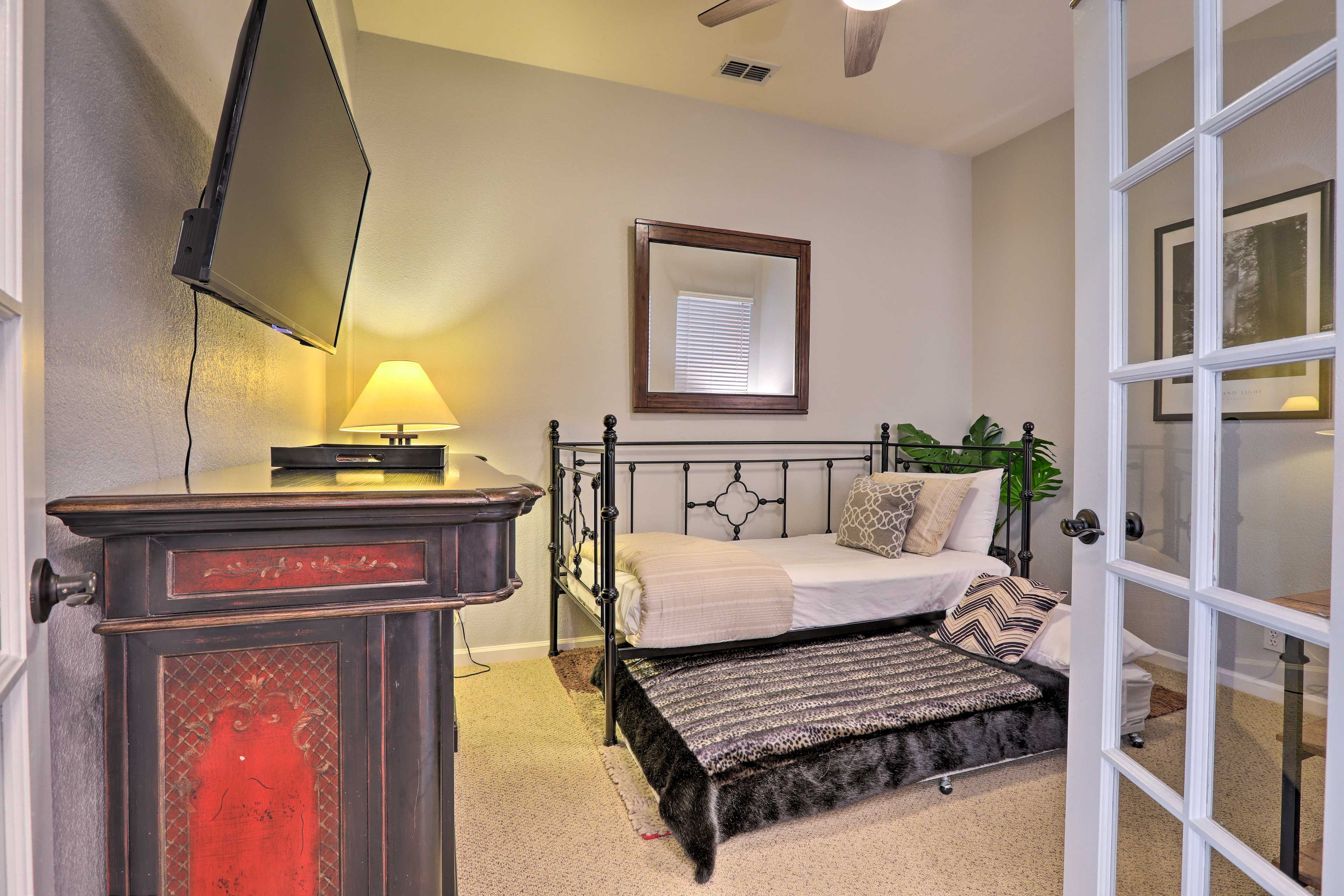 Bedroom 4 | Twin Daybed w/ Twin Trundle | Smart TV