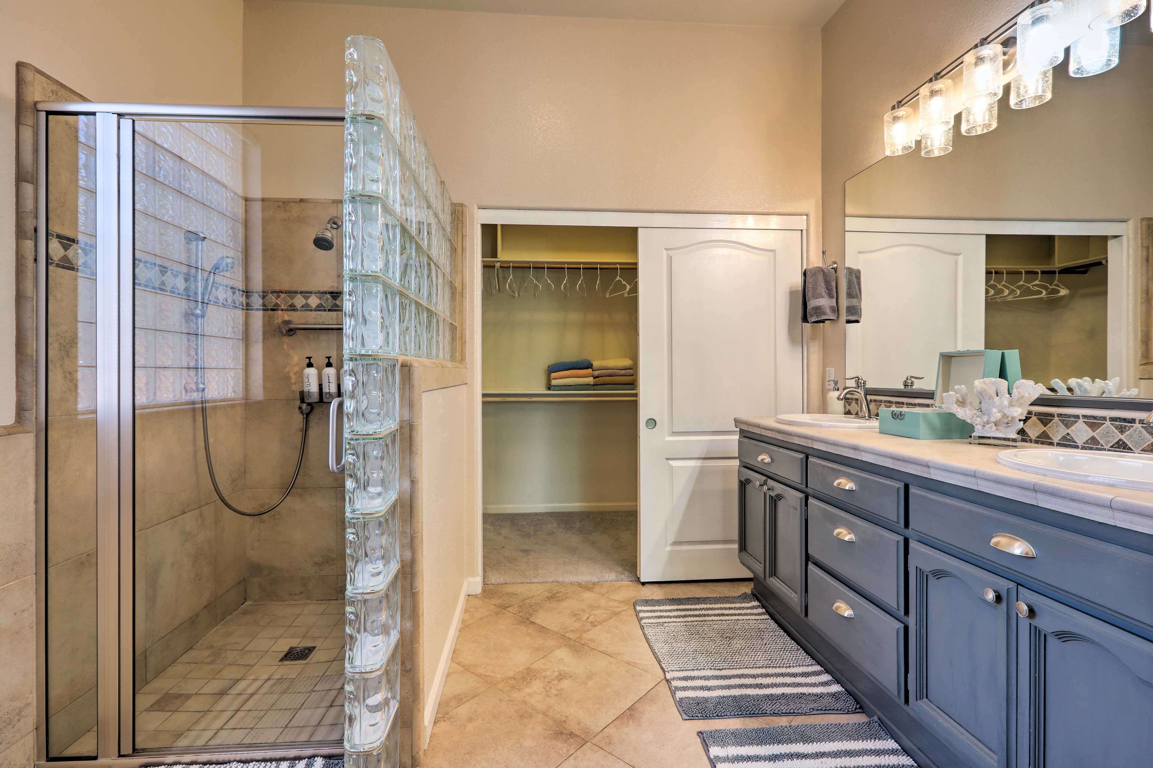 En-Suite Bathroom | Towels & Linens | Complimentary Toiletries