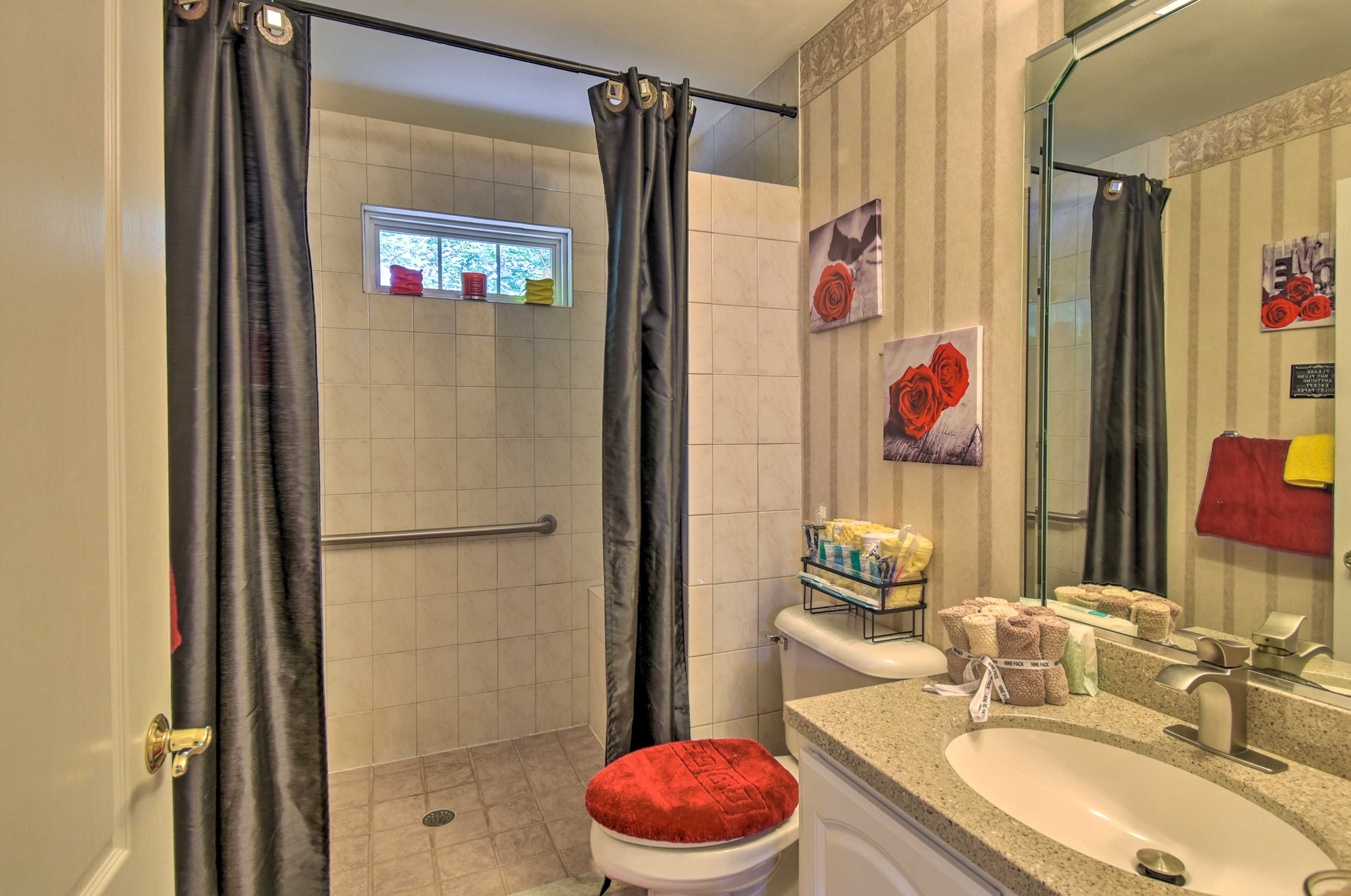 Full Bathroom | Complimentary Toiletries | Towels Provided