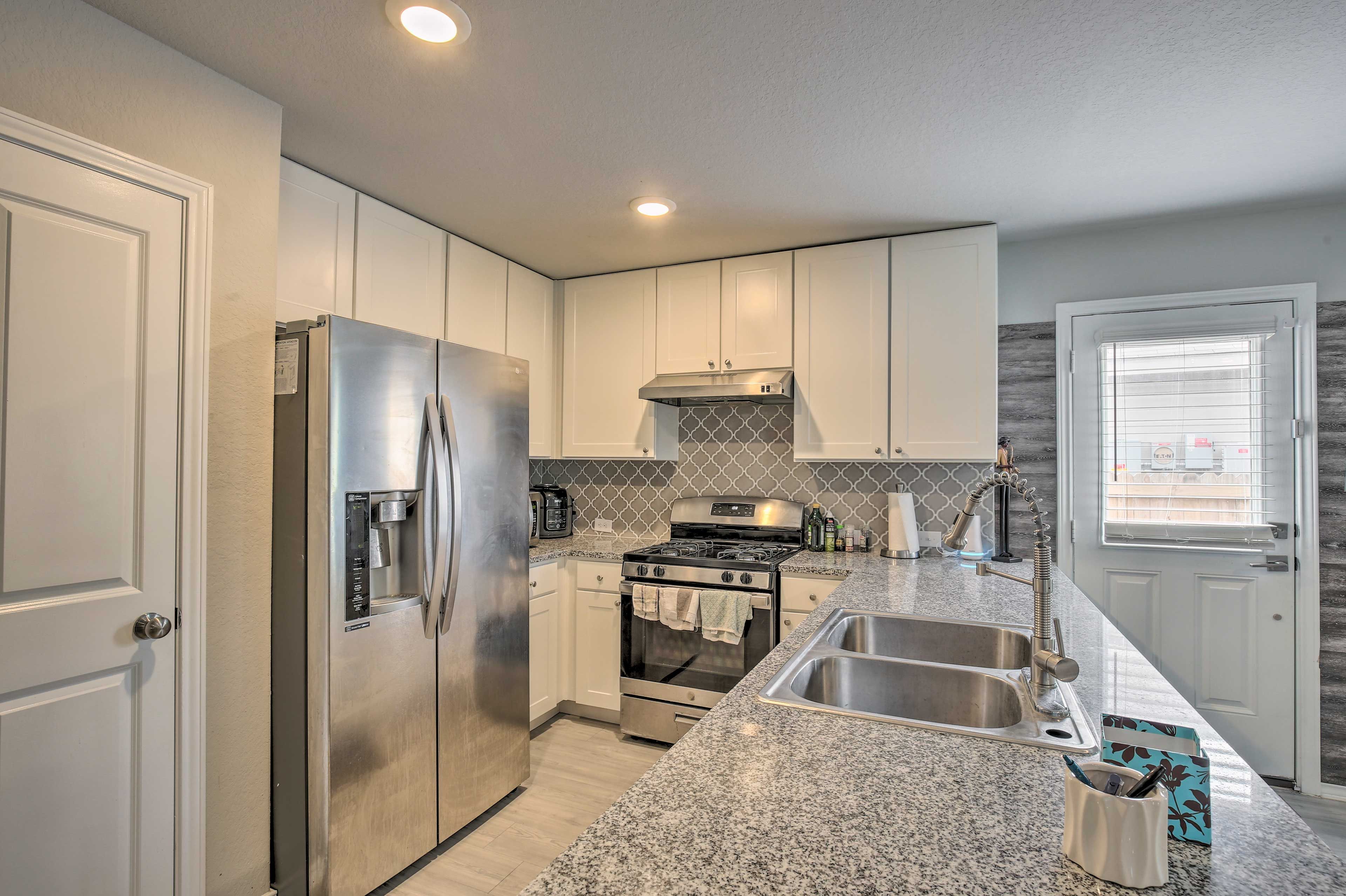 Kitchen | Cooking Basics | Coffee Maker | Paper Towels/Trash Bags Provided