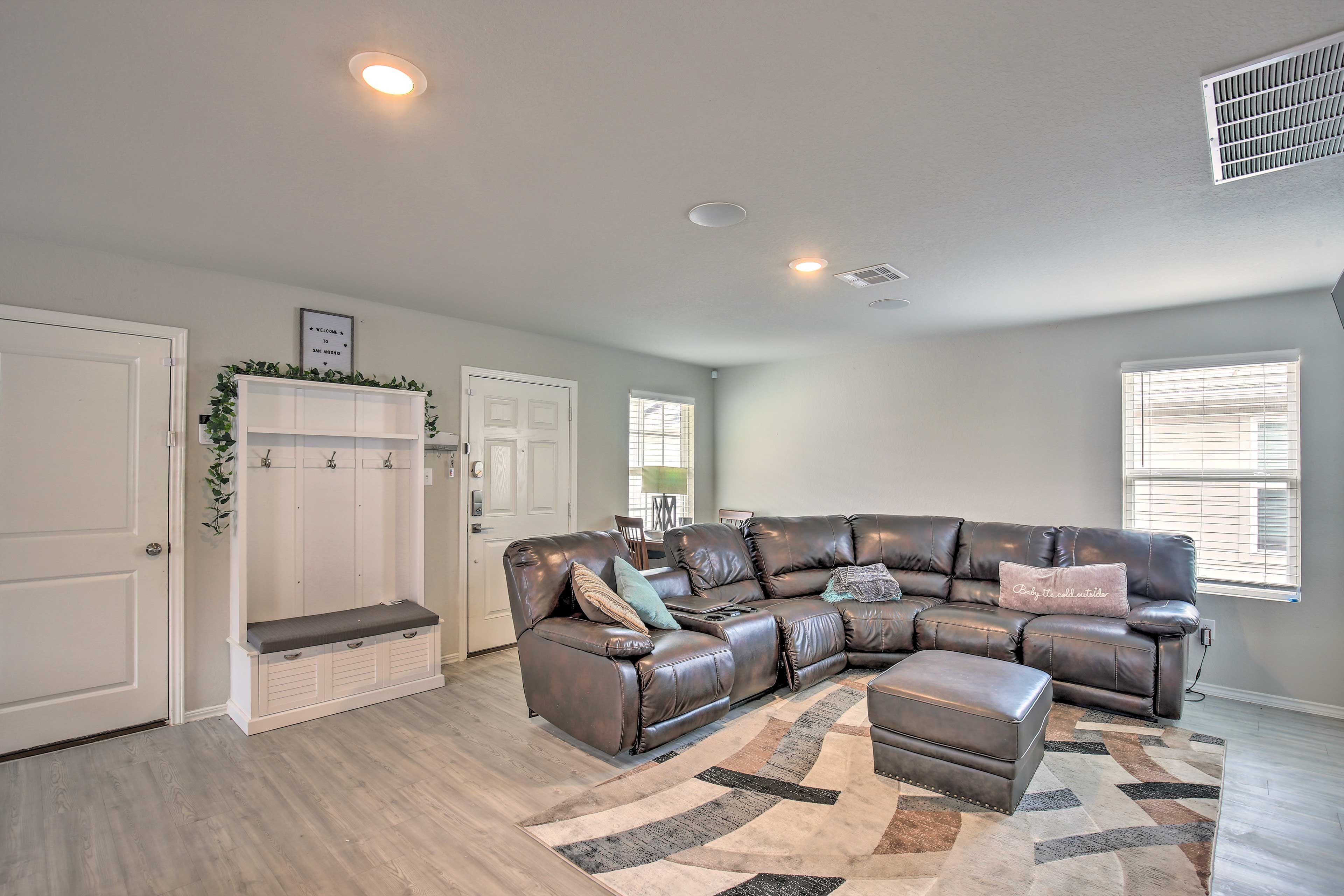 Living Room | Free WiFi | Central A/C | Smart TV