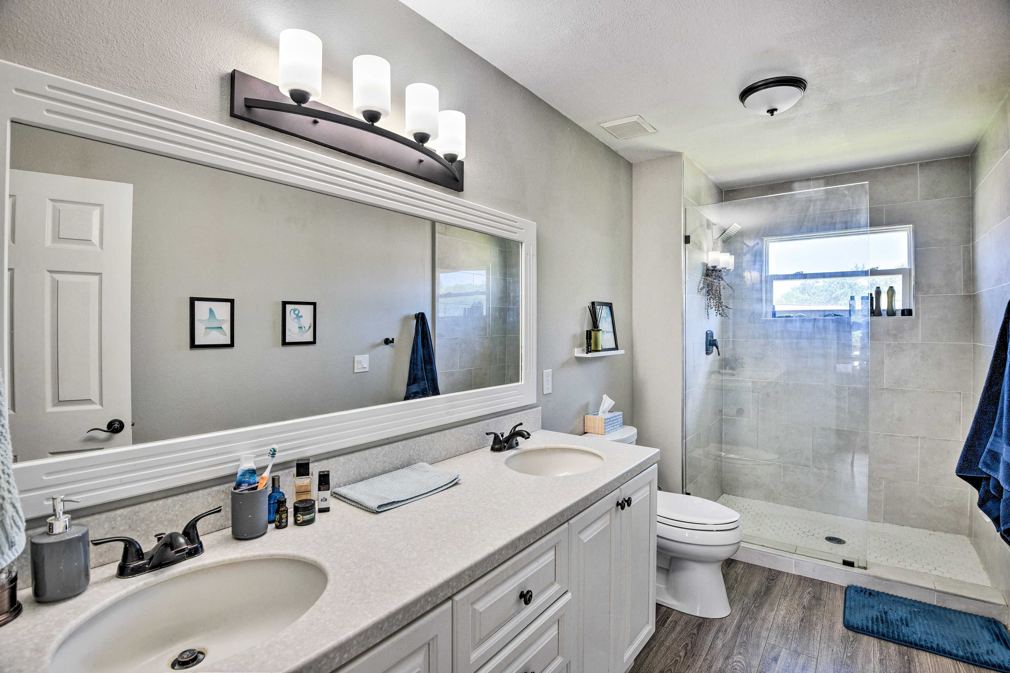 Full Bathroom | Towels Provided