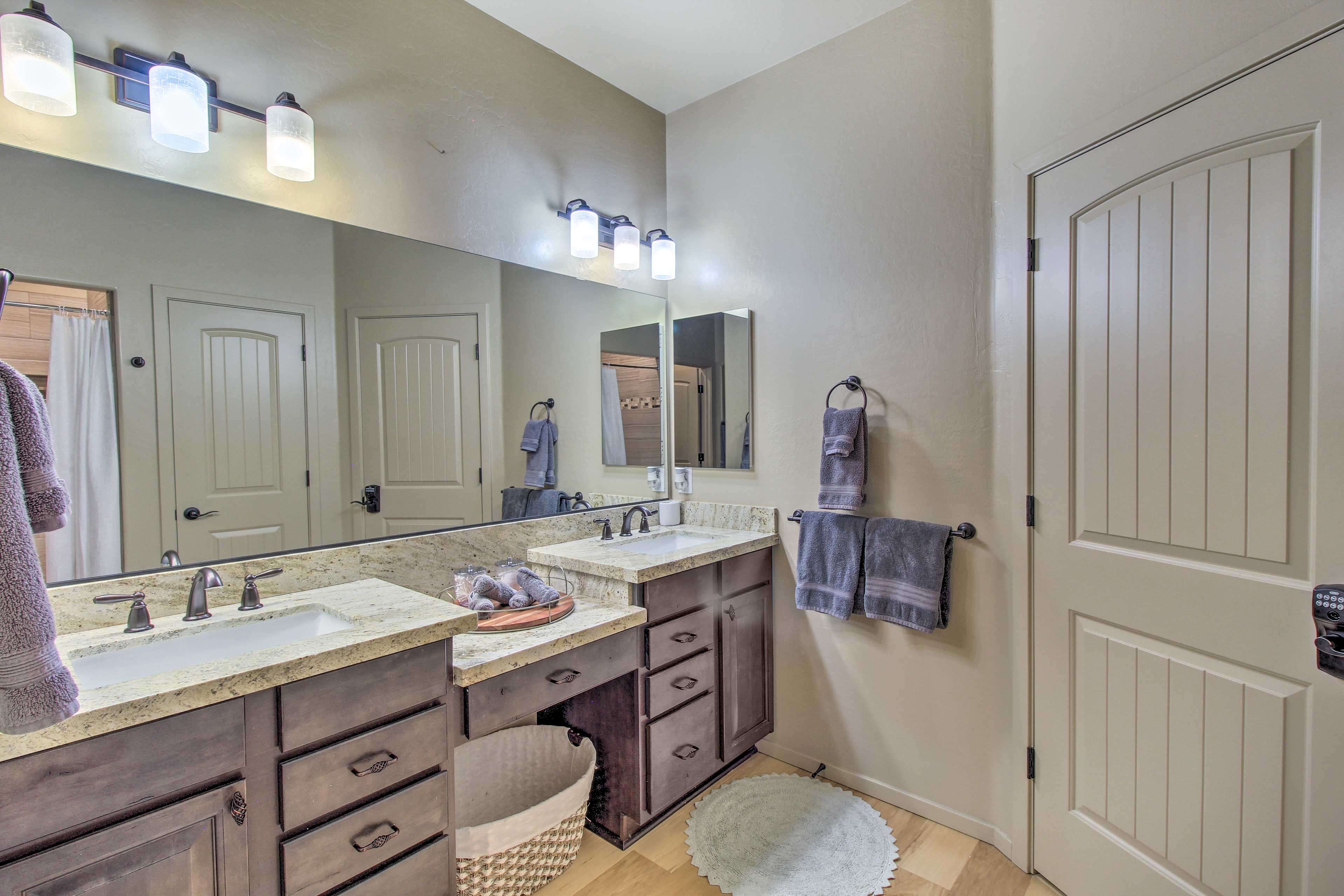 En-Suite Bathroom | Complimentary Toiletries | Towels Provided