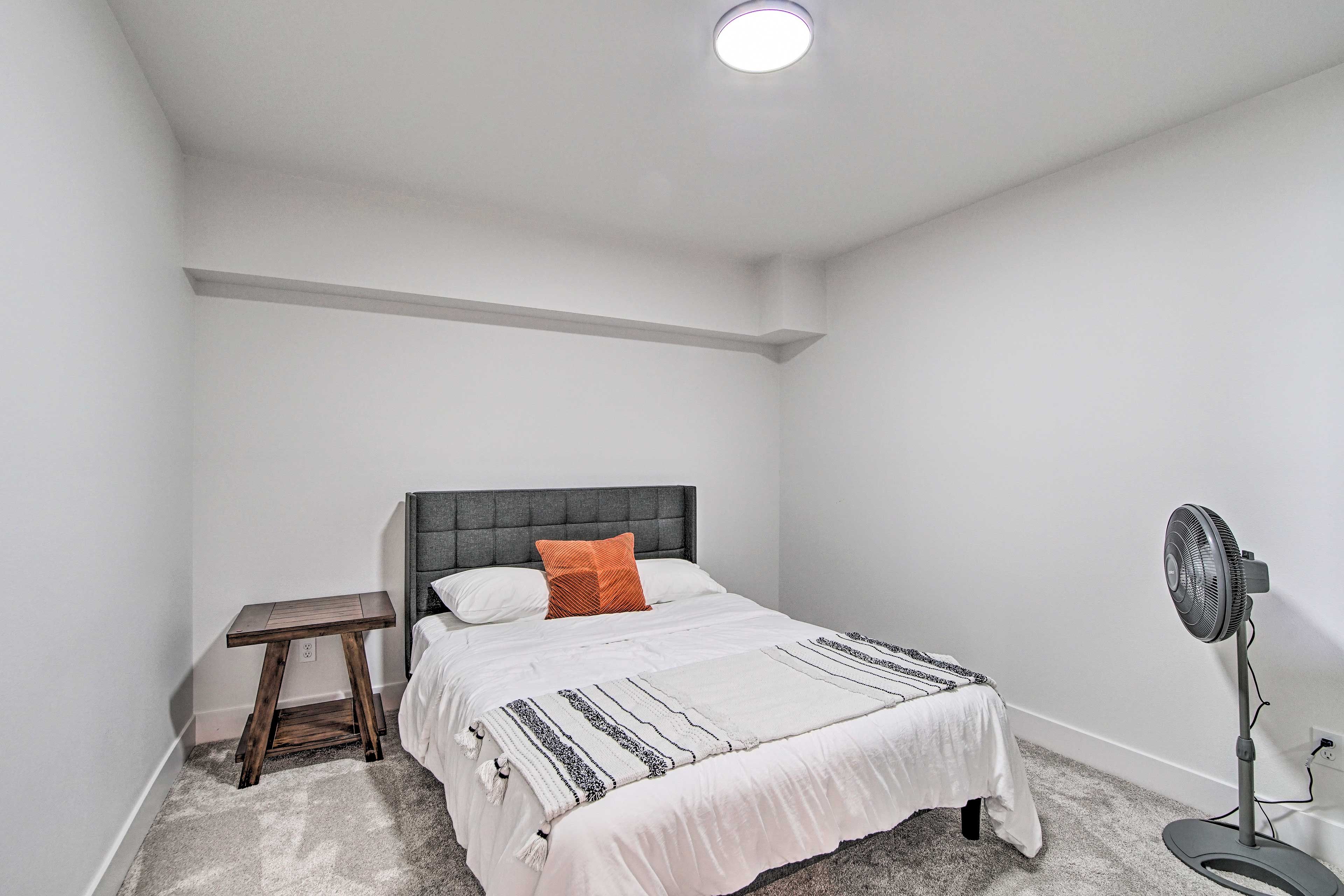 Bonus Room | Queen Bed | Lower Level