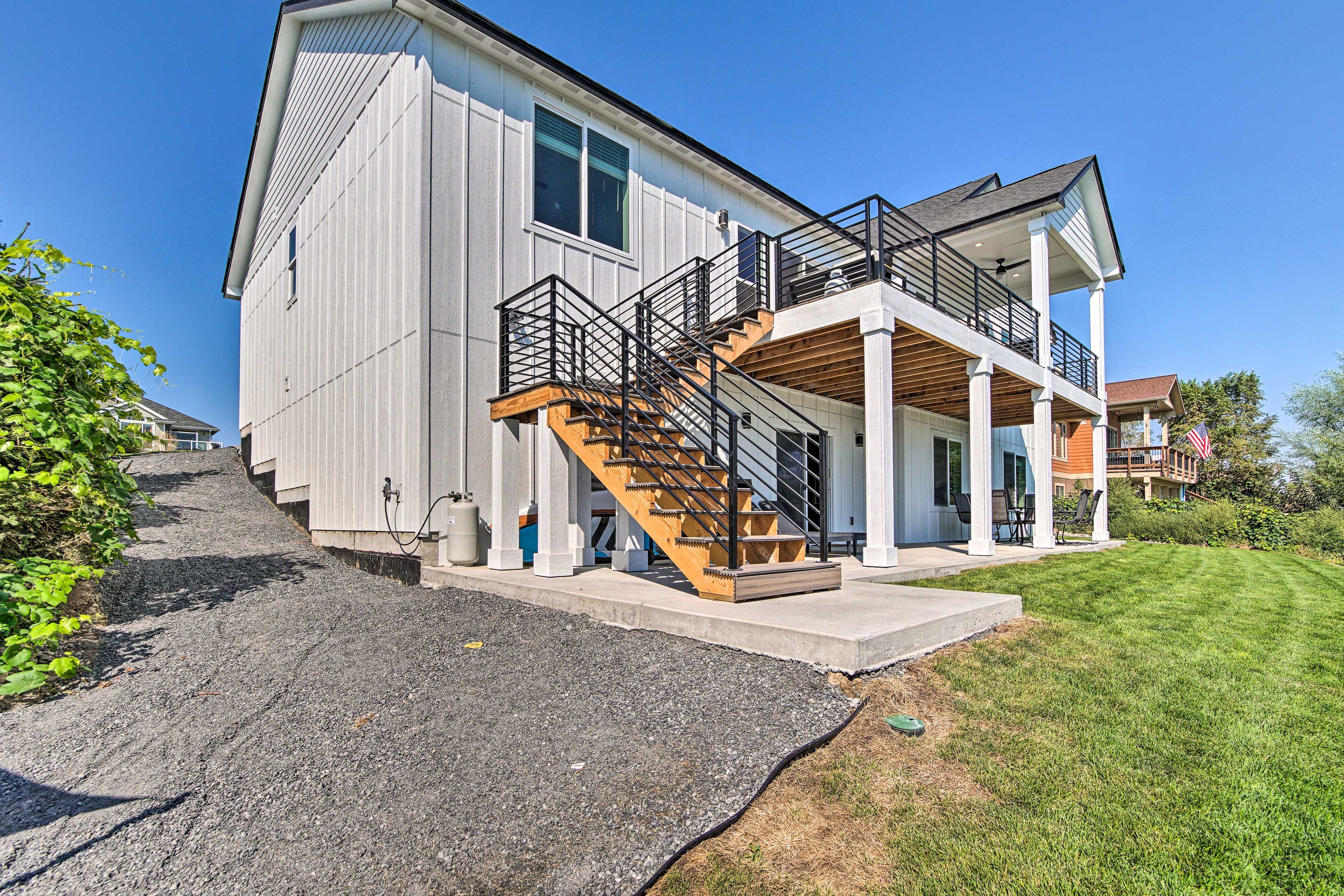 Parking | Driveway (2 Vehicles) | Street Parking | Short-Term RV/Trailer Parking