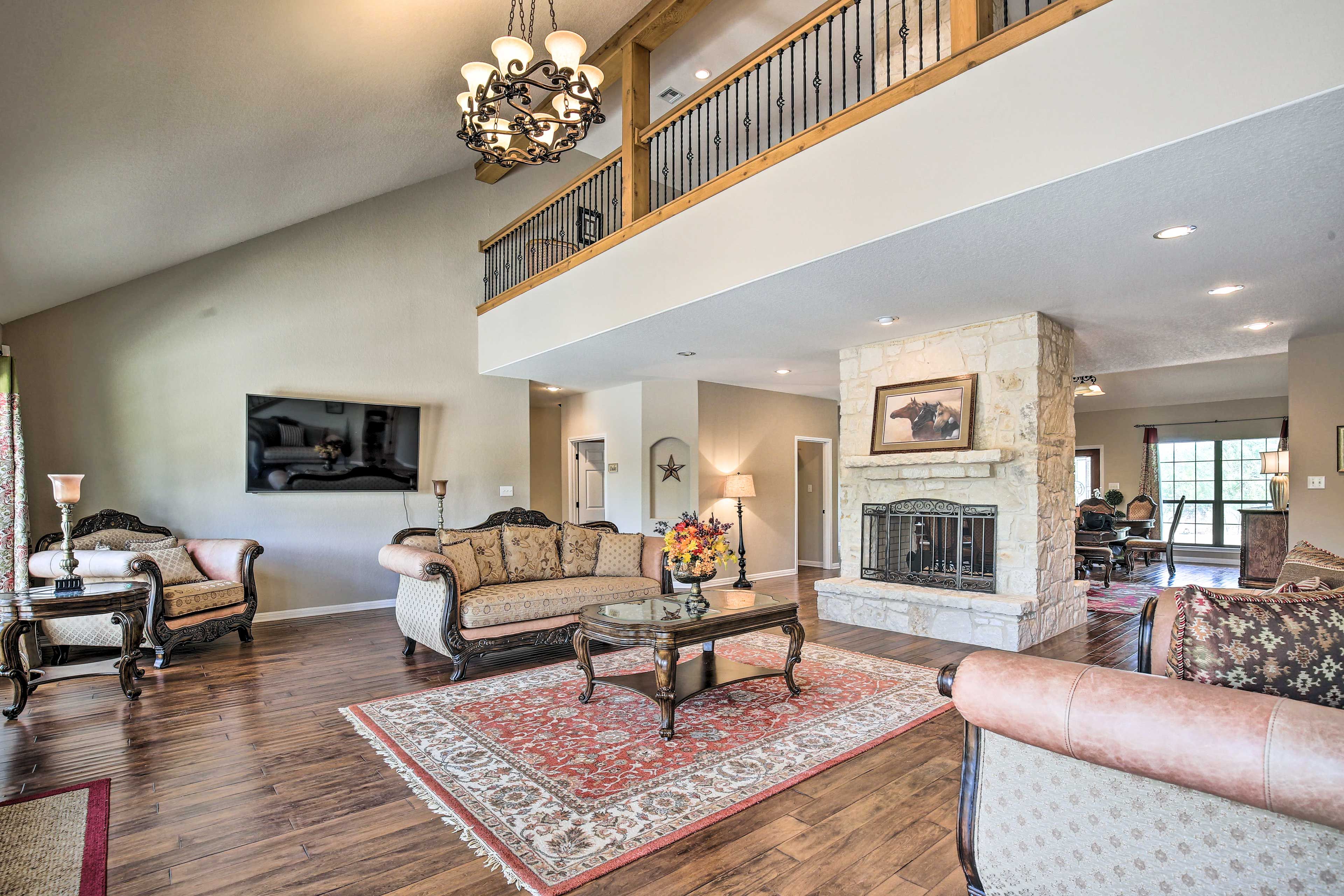 Main Living Room | Fireplace | Smart TV | Free WiFi