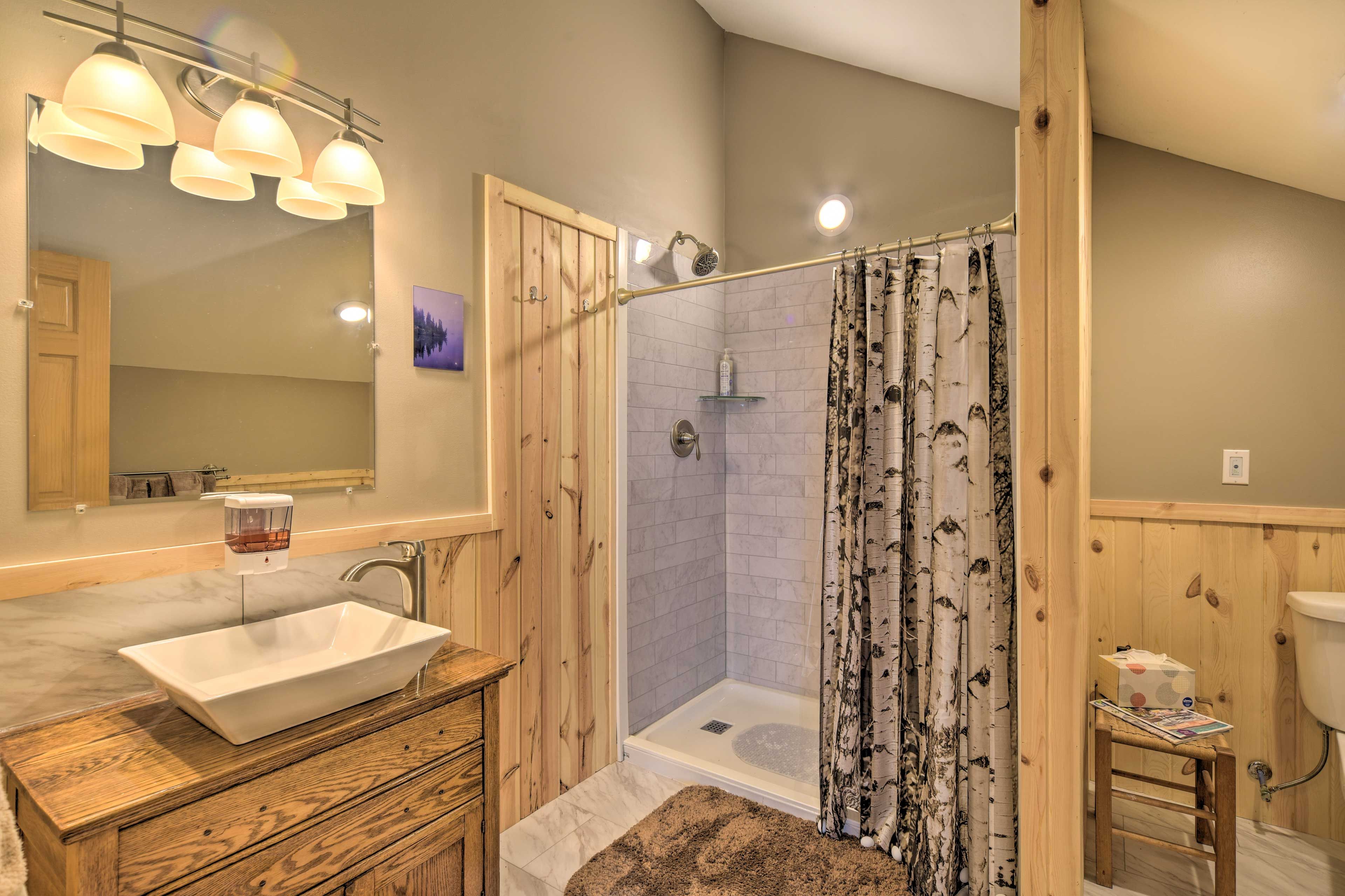 Full Bathroom | Linens & Towels | Complimentary Toiletries