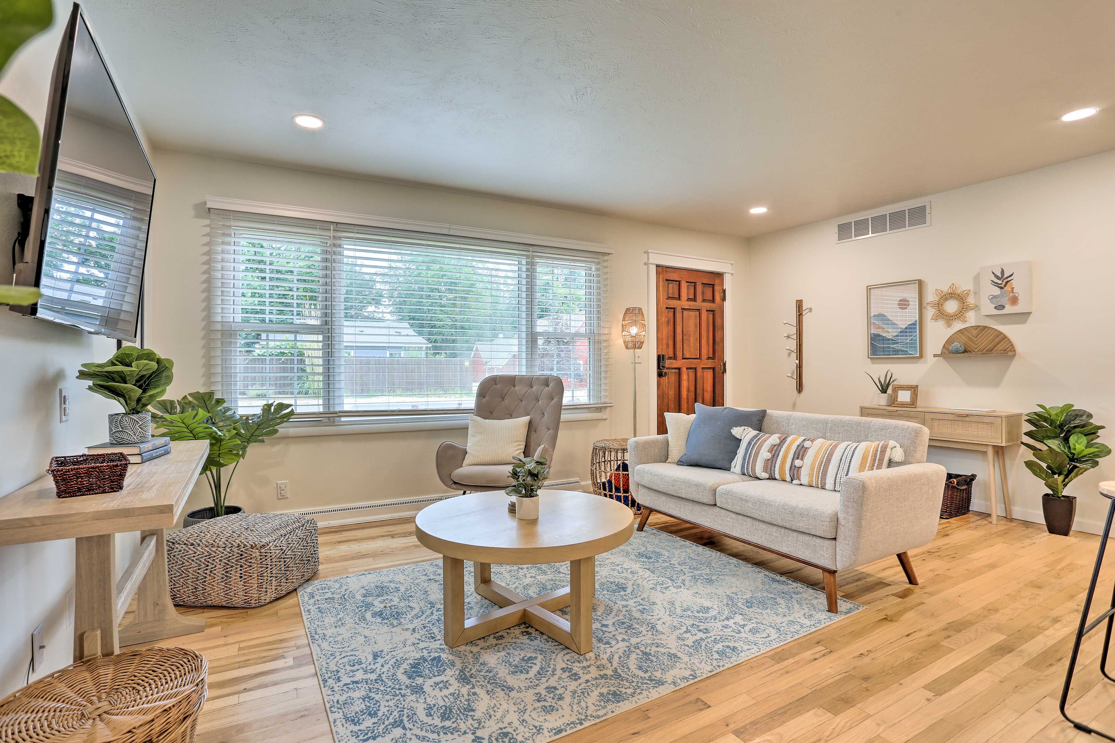 Living Room | Free WiFi | Smart TV