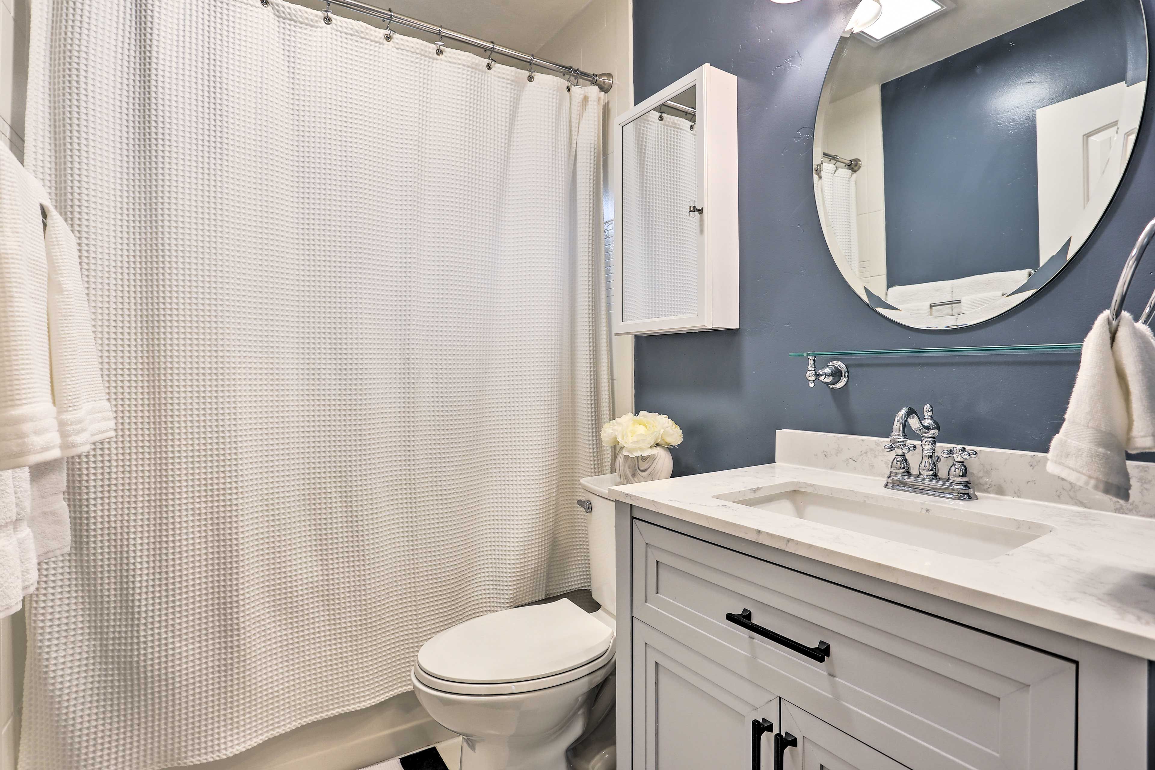 Full Bathroom | Towels Provided | Complimentary Toiletries