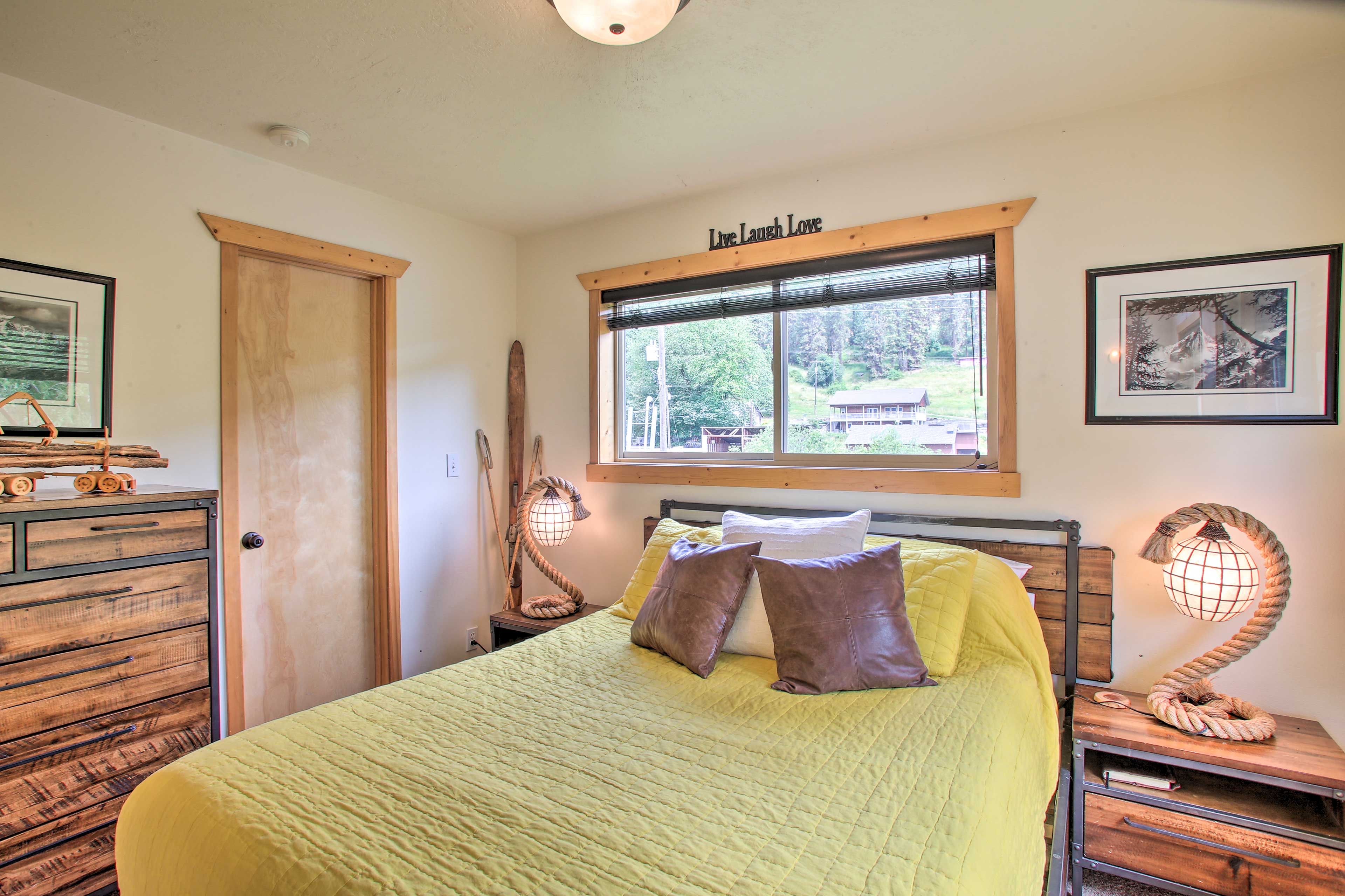 Bedroom 1 | Queen Bed | Main Level | Linens Provided