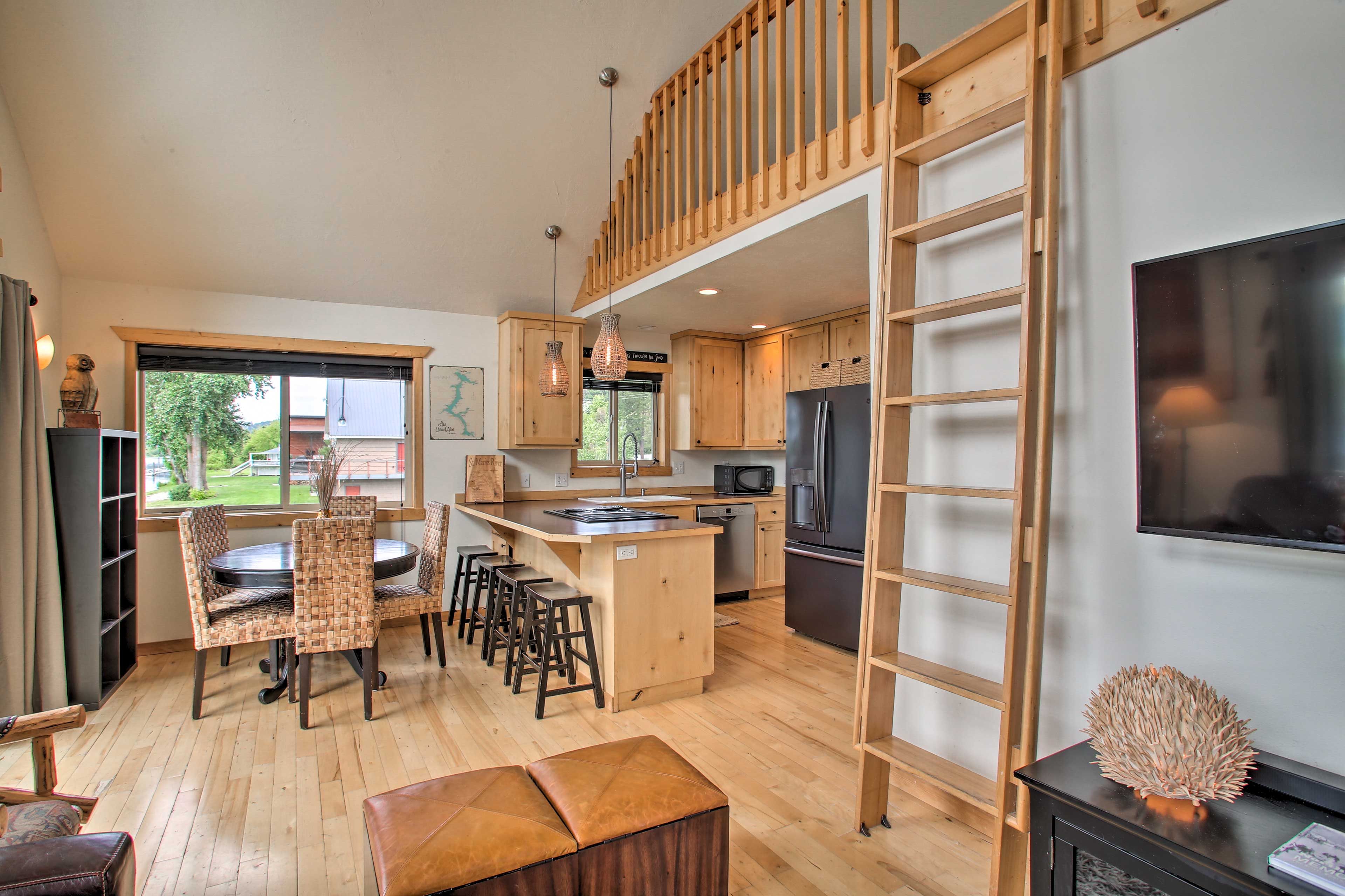 Kitchen & Dining Area | Main Level