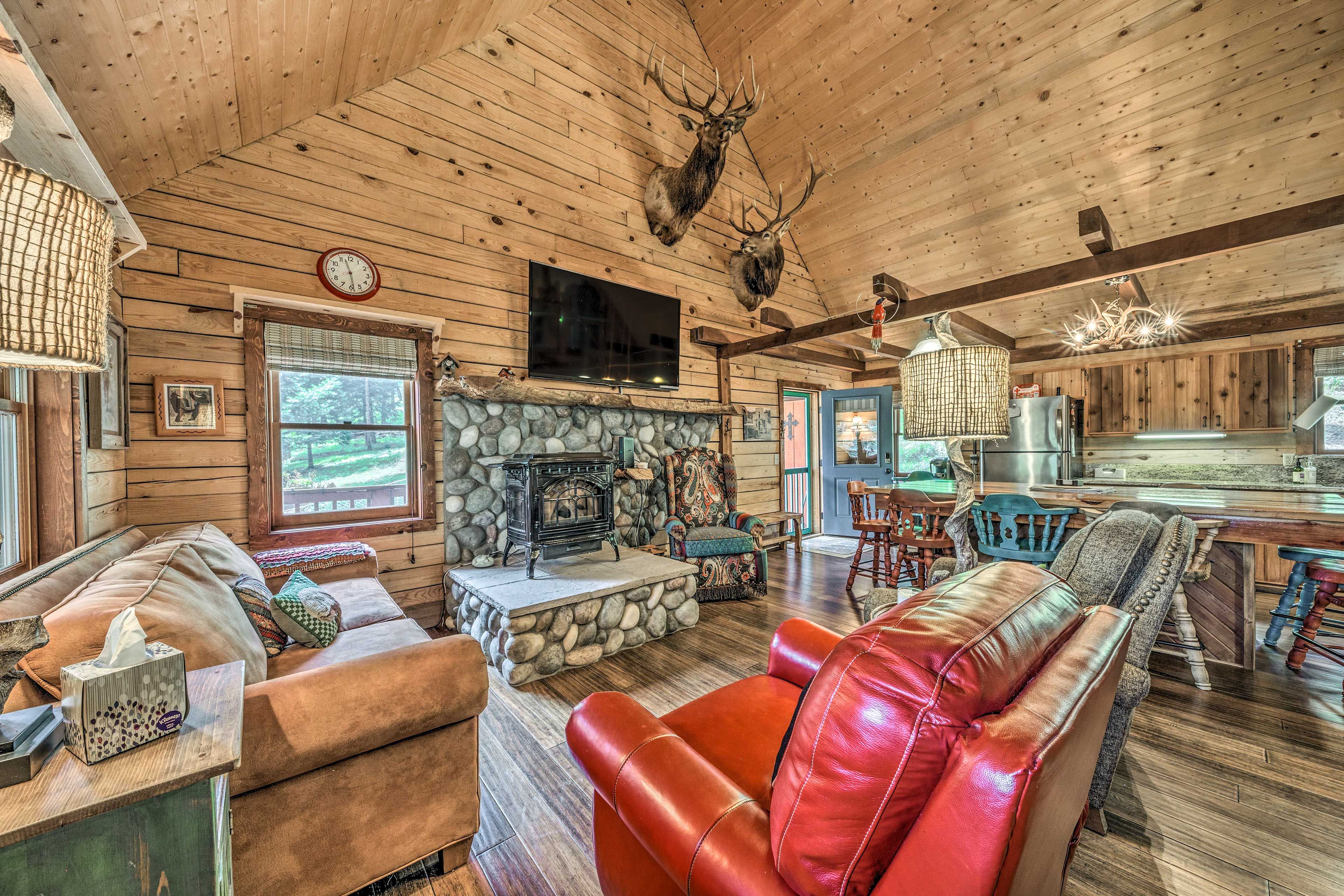 Living Room | Free WiFi | Fireplace | Smart TV
