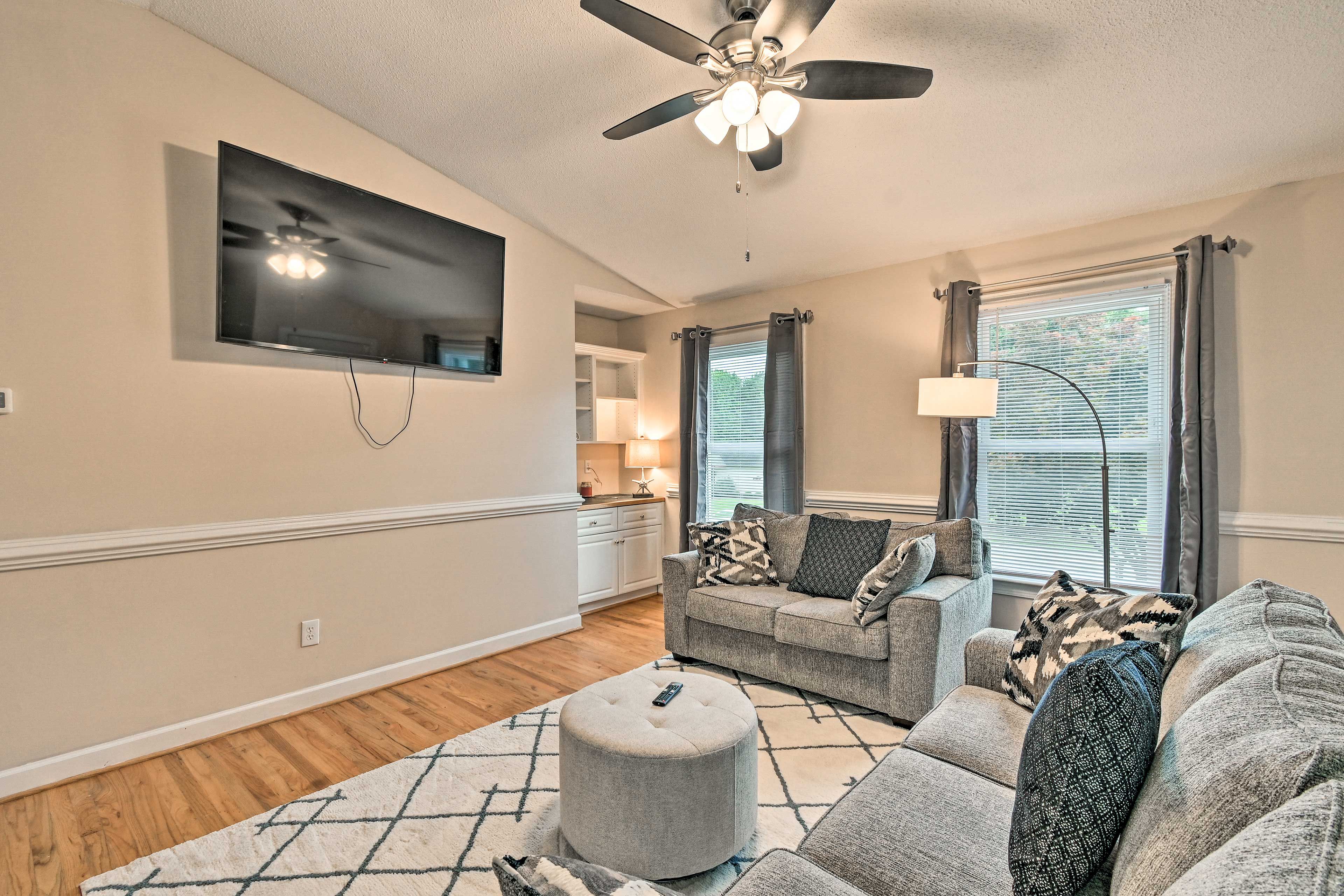 Living Room | Smart TV | Free WiFi | Central Heating & A/C