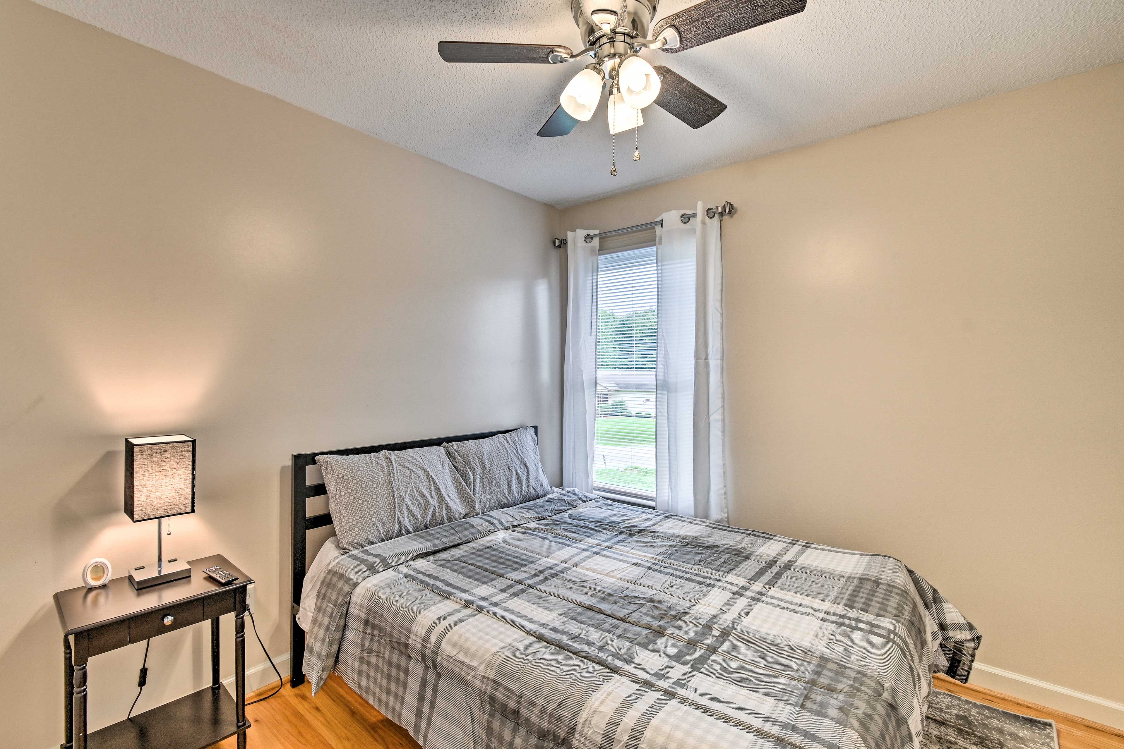 Bedroom 2 | Queen Bed | Smart TV