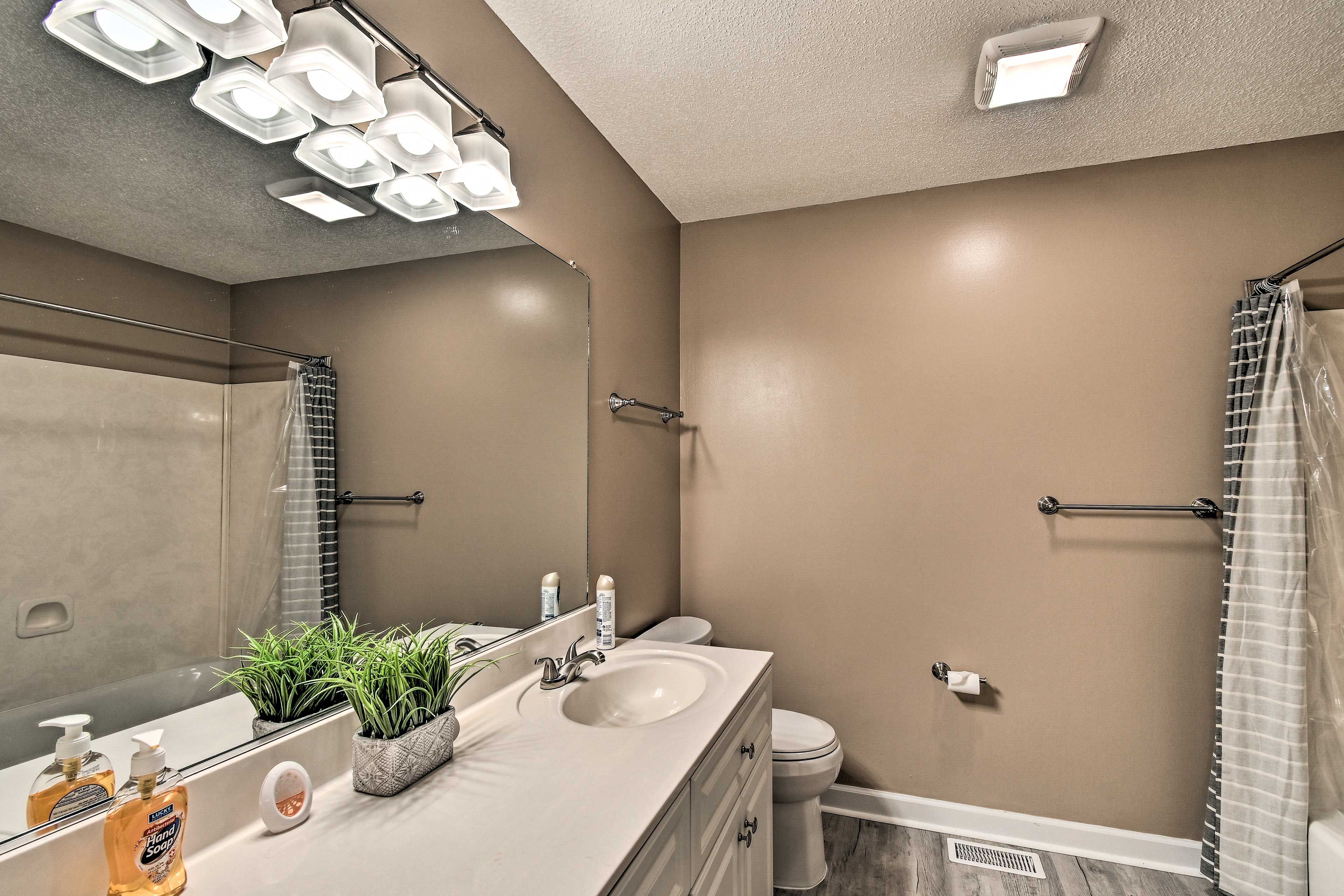 En-Suite Bathroom | Towels & Complimentary Toiletries Provided