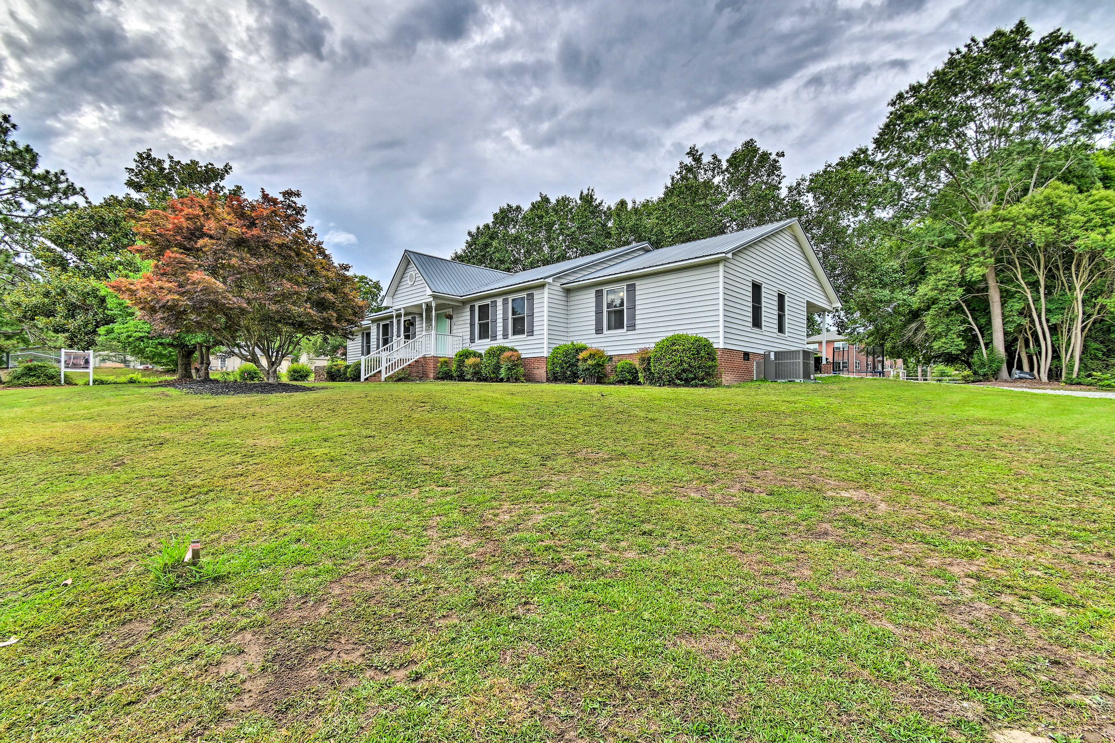 Lillington Vacation Rental | 3BR | 2BA | 1,300 Sq Ft | Stairs Required