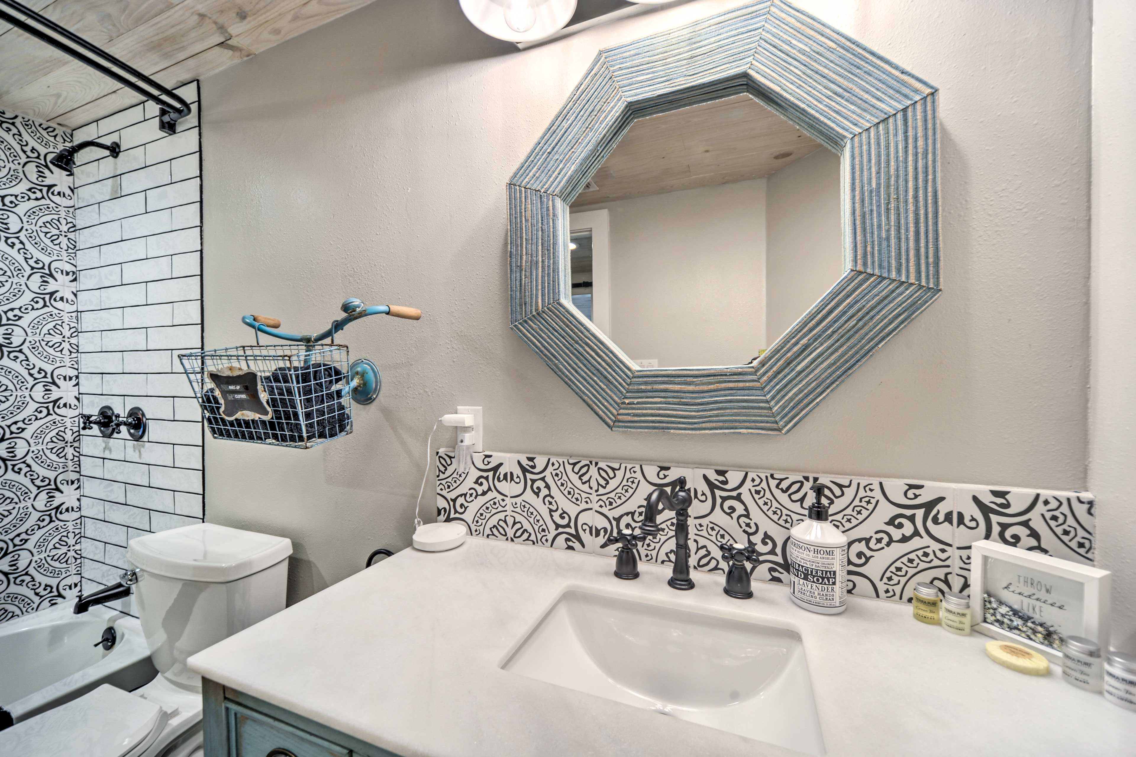 Full Bathroom | Towels Provided | Shower/Tub Combo