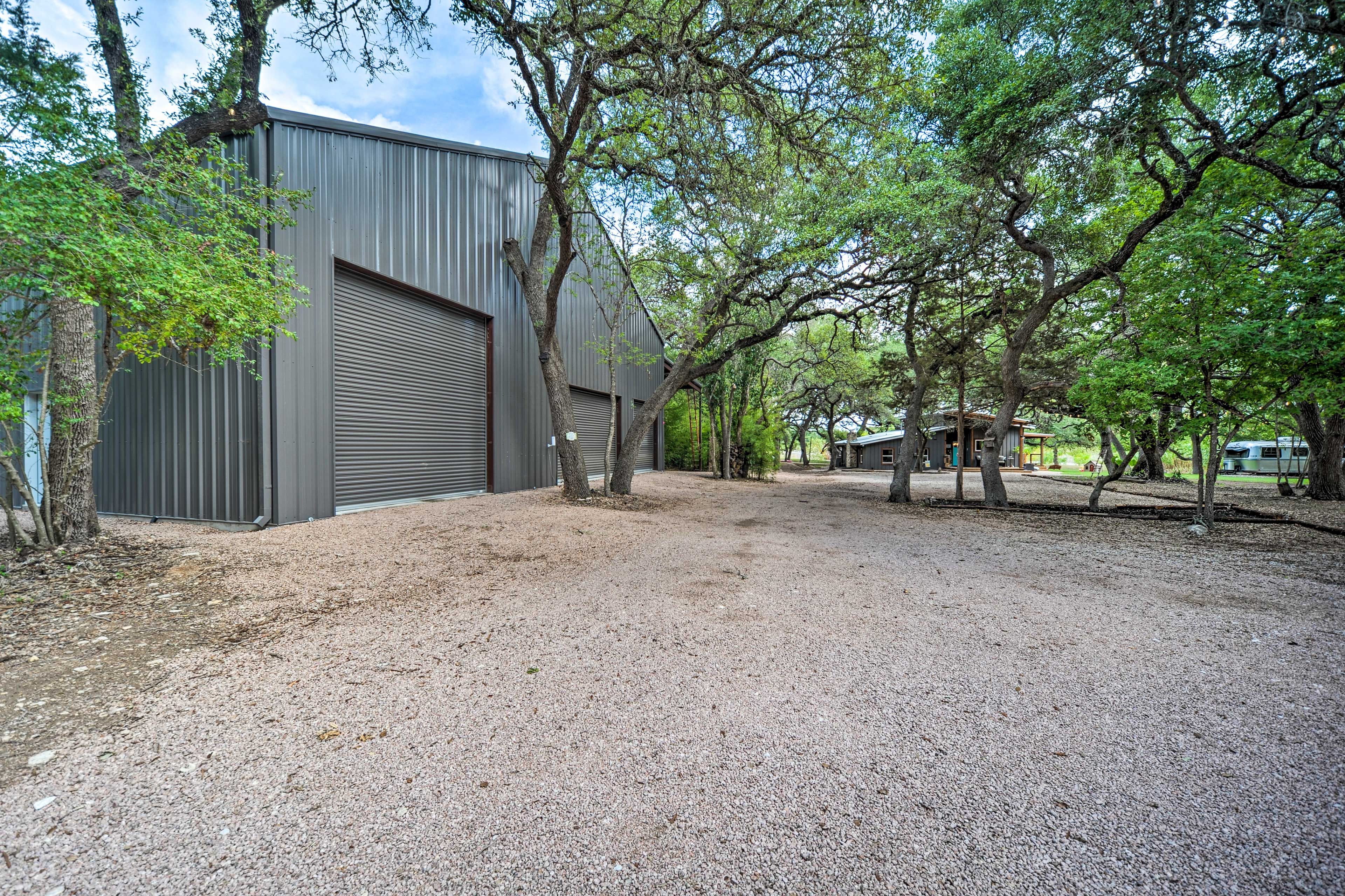 Parking | Gravel Driveway (10 Vehicles)