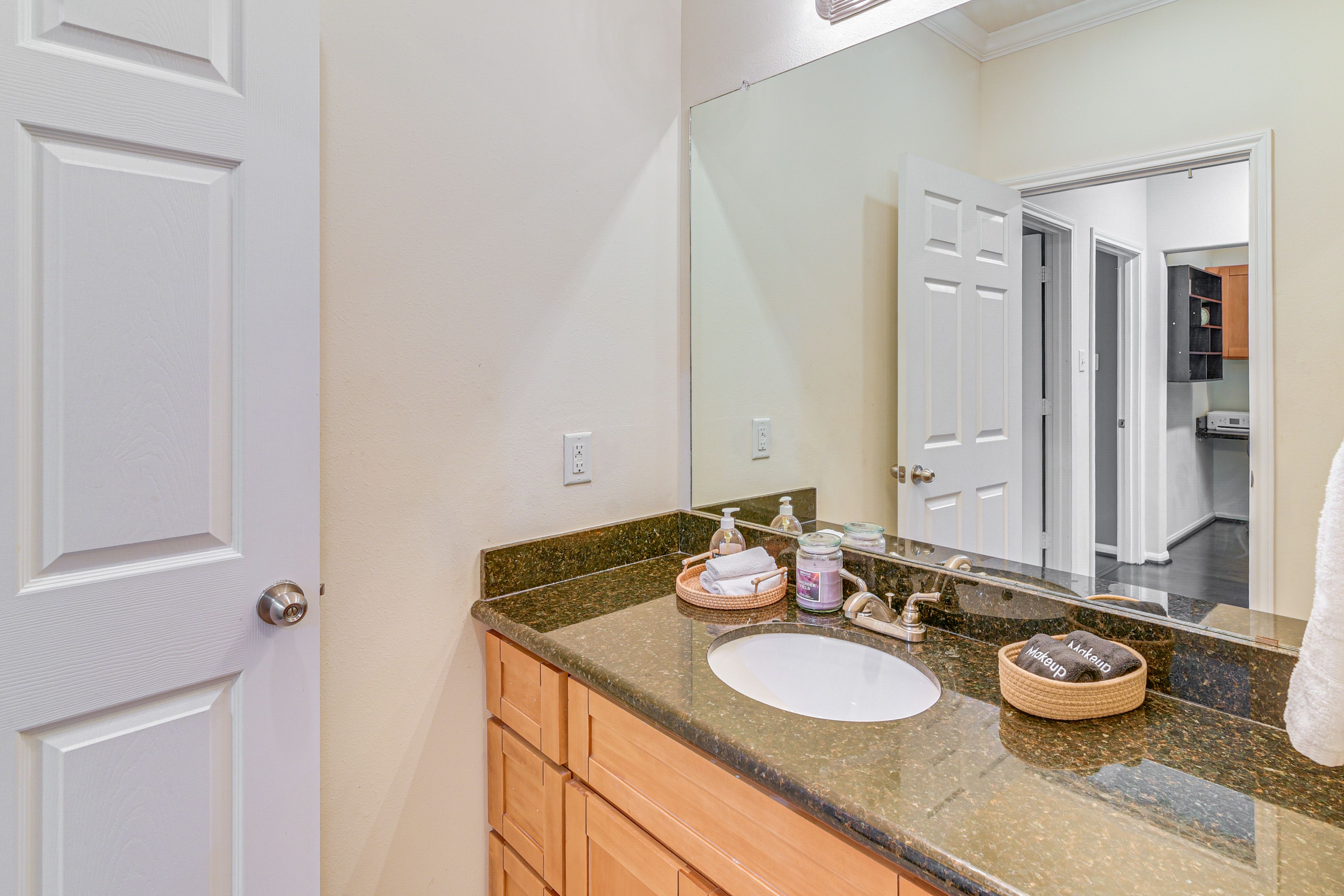 Full Bathroom | 2nd Floor | Towels Provided