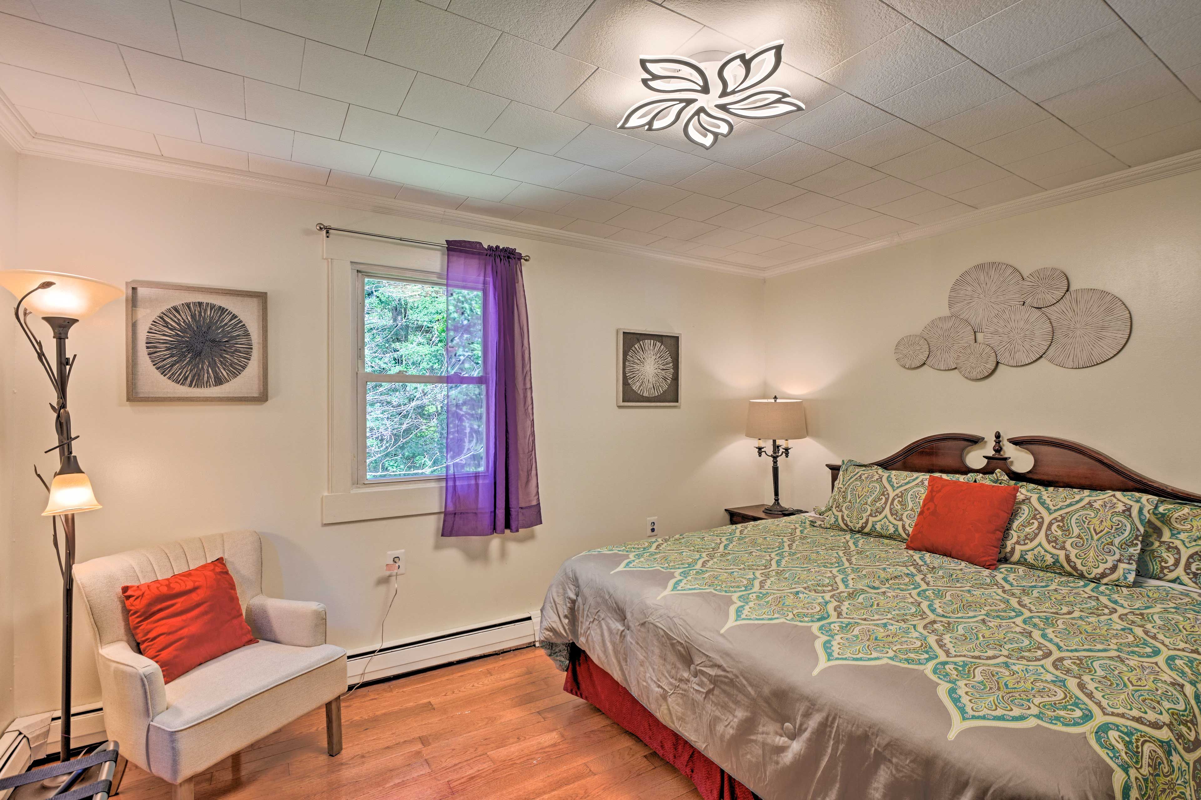 Bedroom 3 | King Bed | 2nd Floor | Cable TV