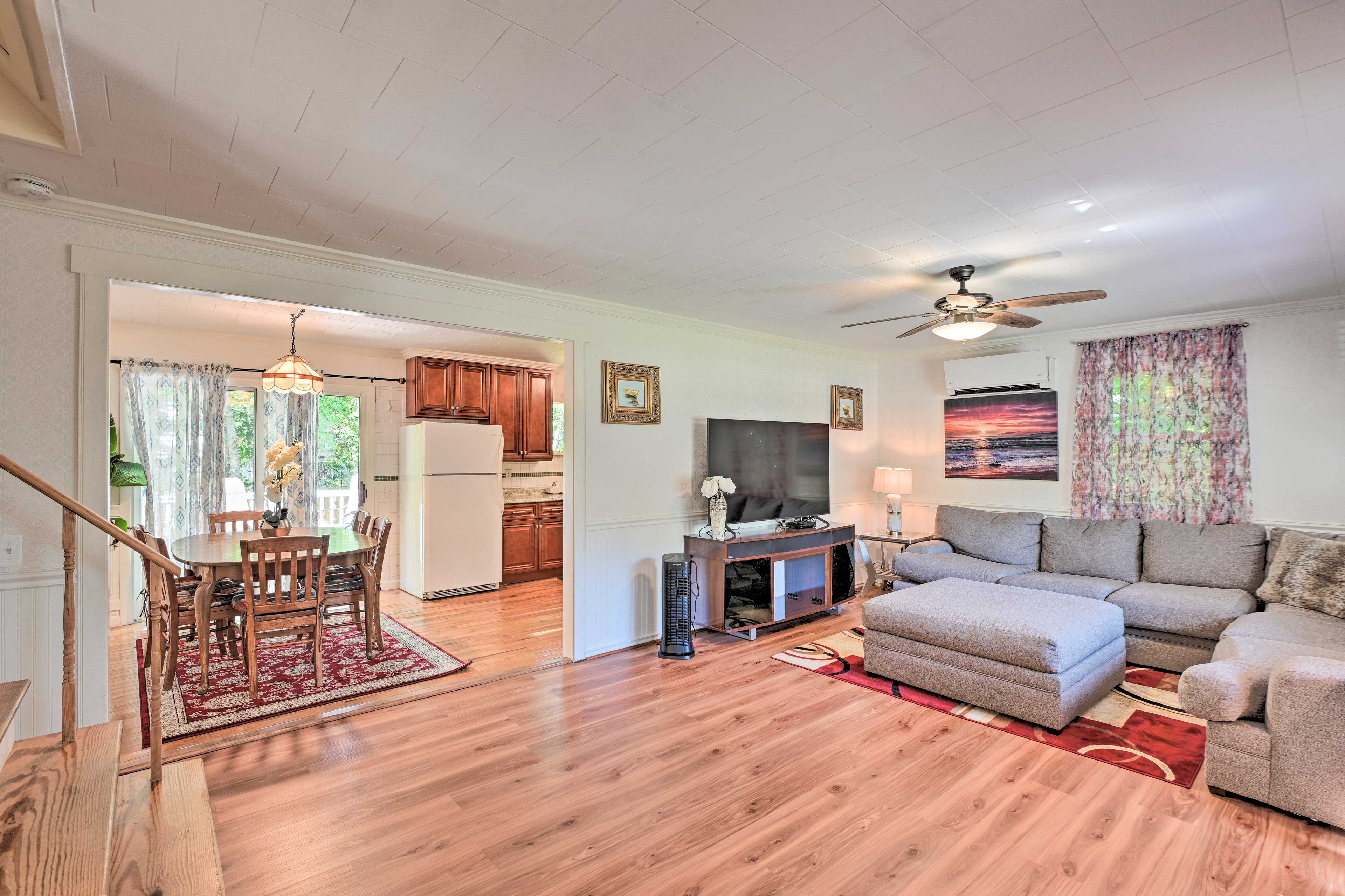 Living Area | 3 Steps Required to Access | Central Heating & A/C | Free WiFi