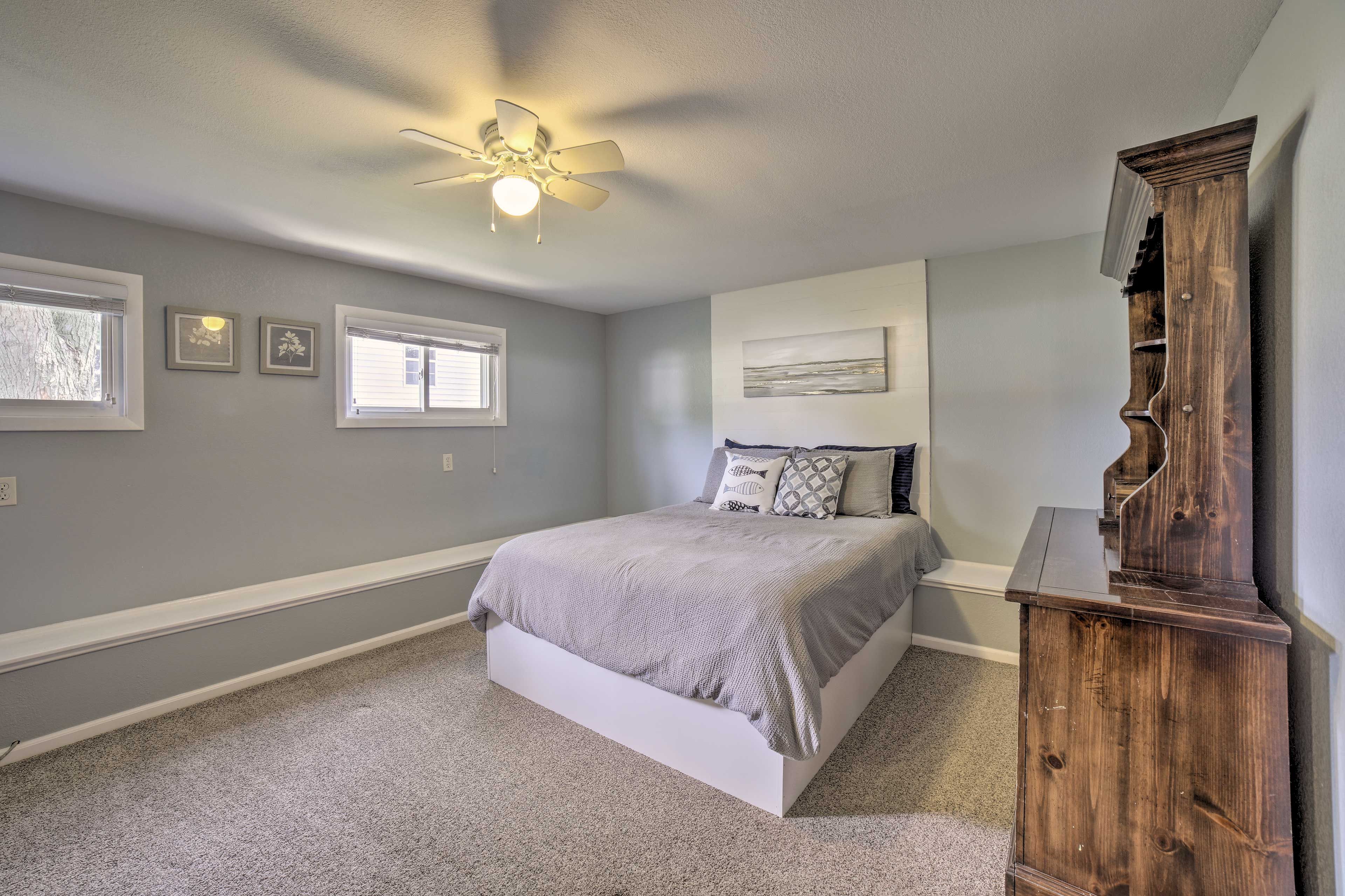 Bedroom | Queen Bed | Flat-Screen TV