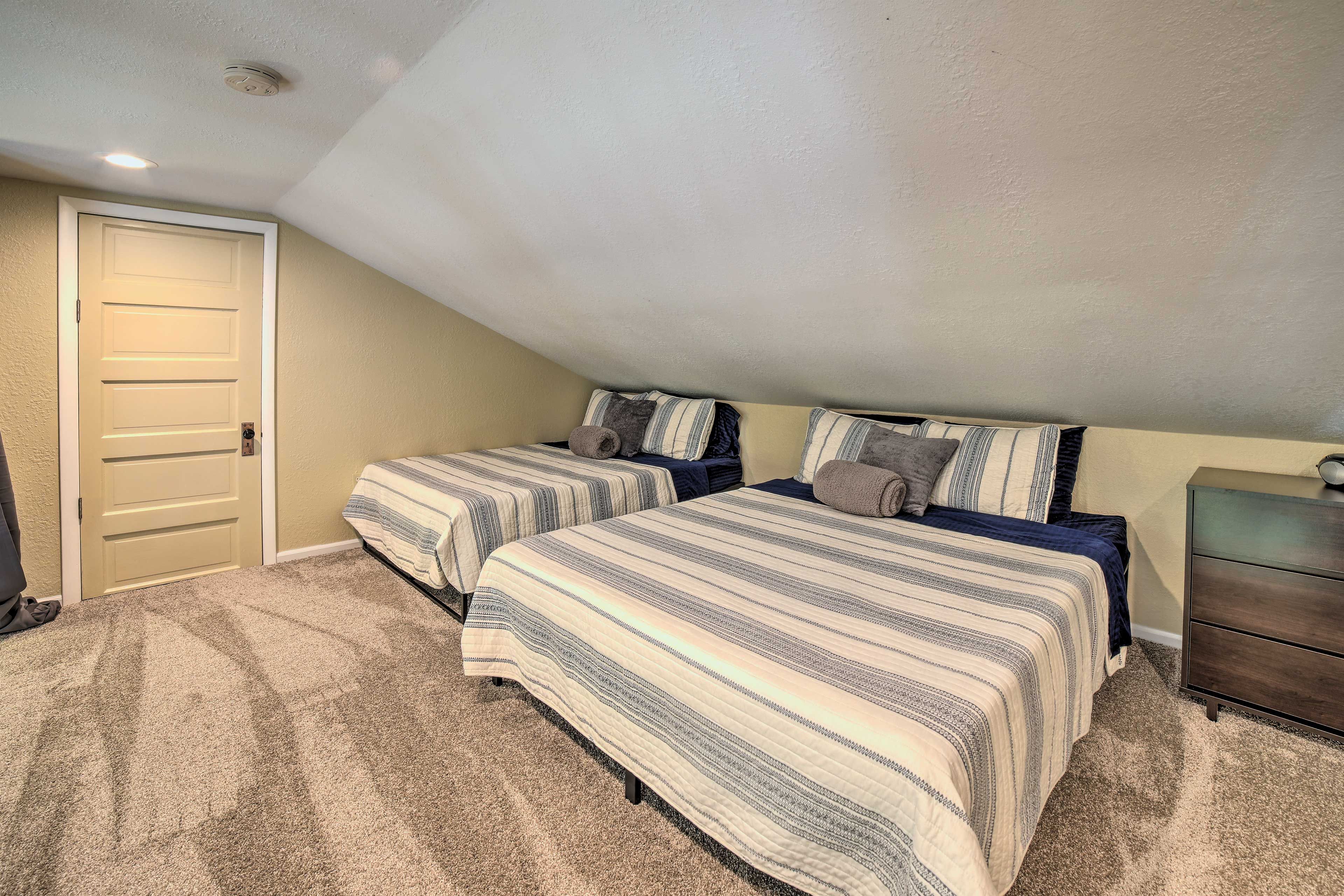 Loft | 1 Full Bed | 1 Queen Bed