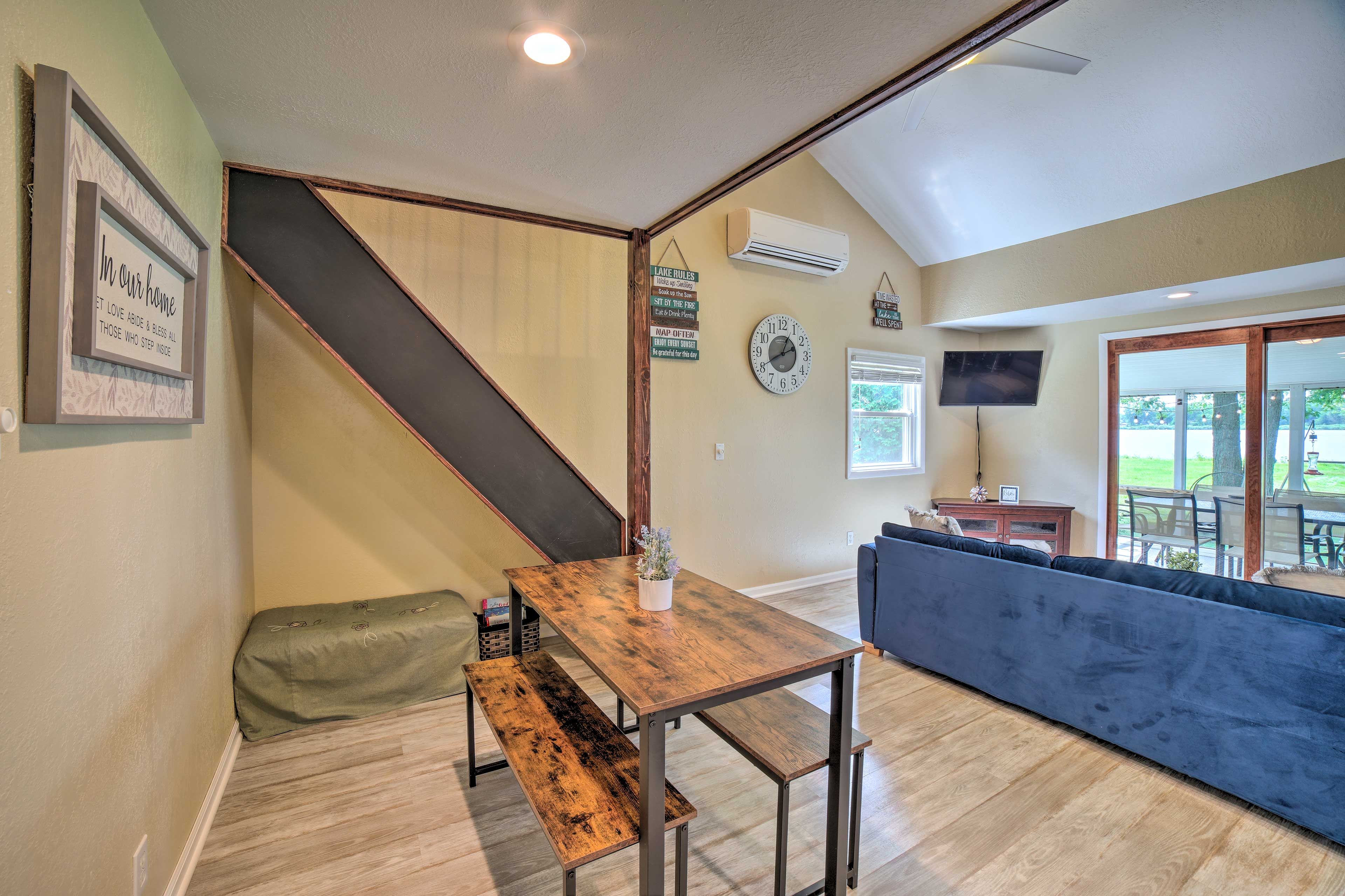 Dining Area | Dishware & Flatware Provided