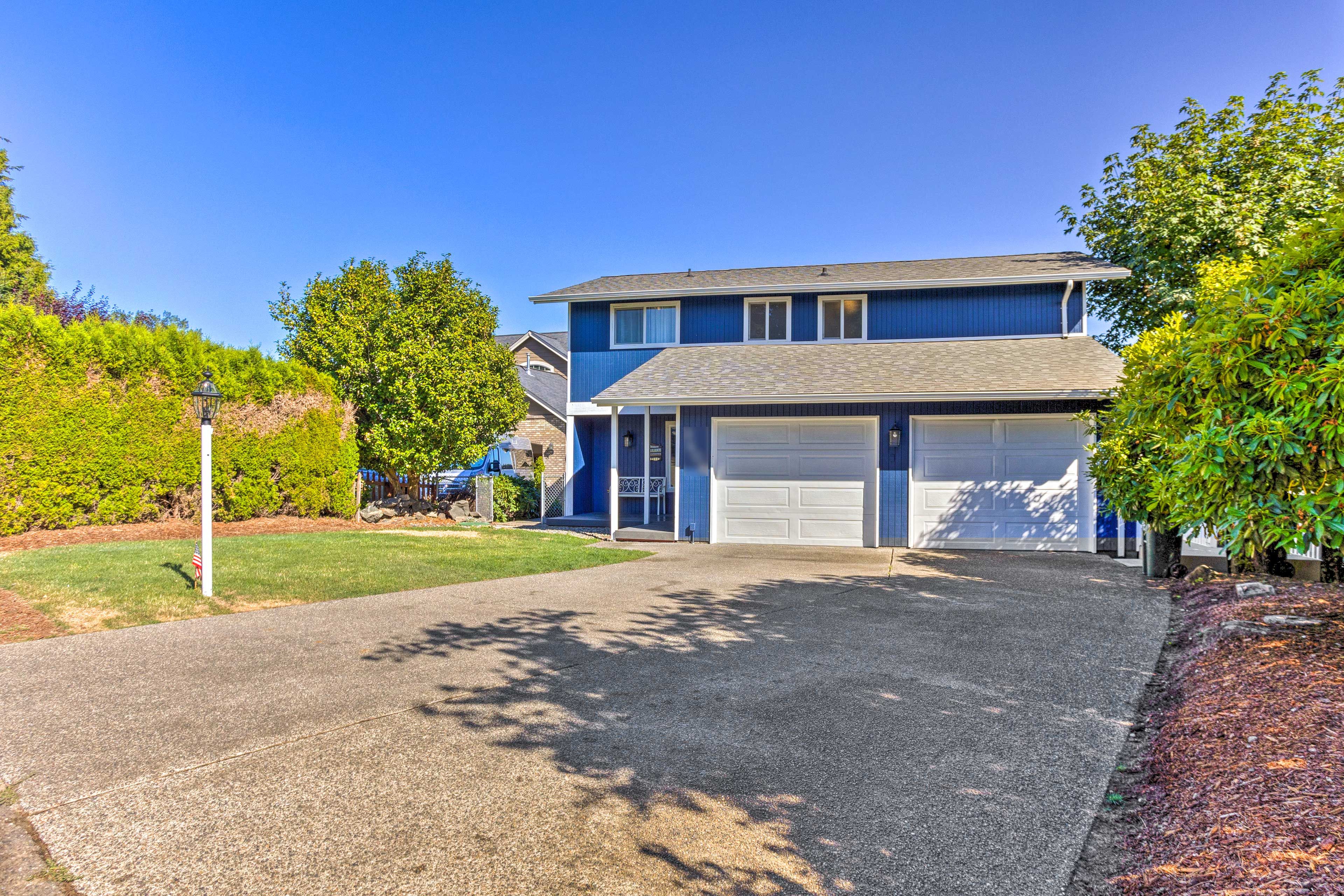 Parking | Garage (2) | Driveway (4)