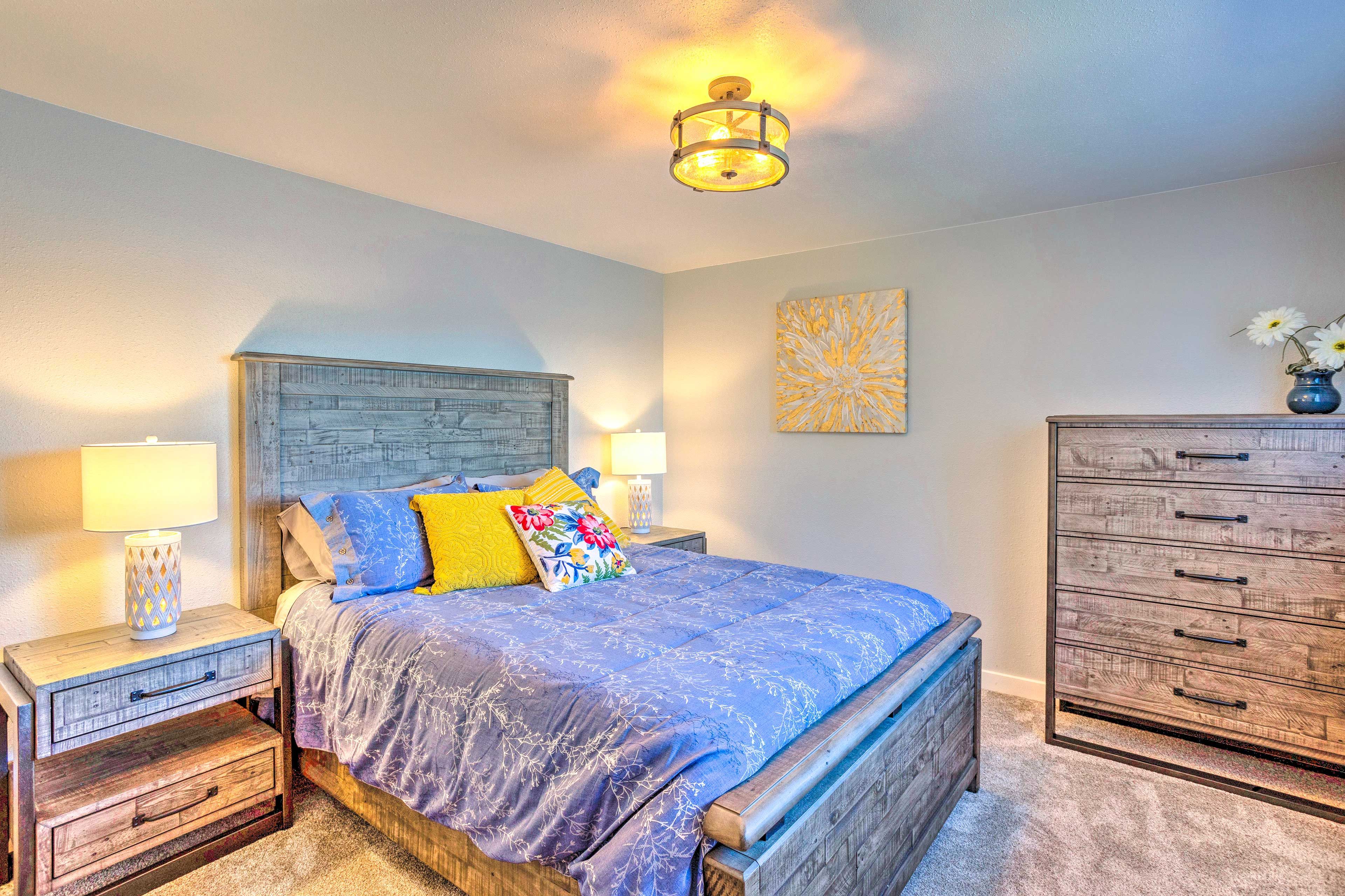 Bedroom 2 | Queen Bed | Top Level