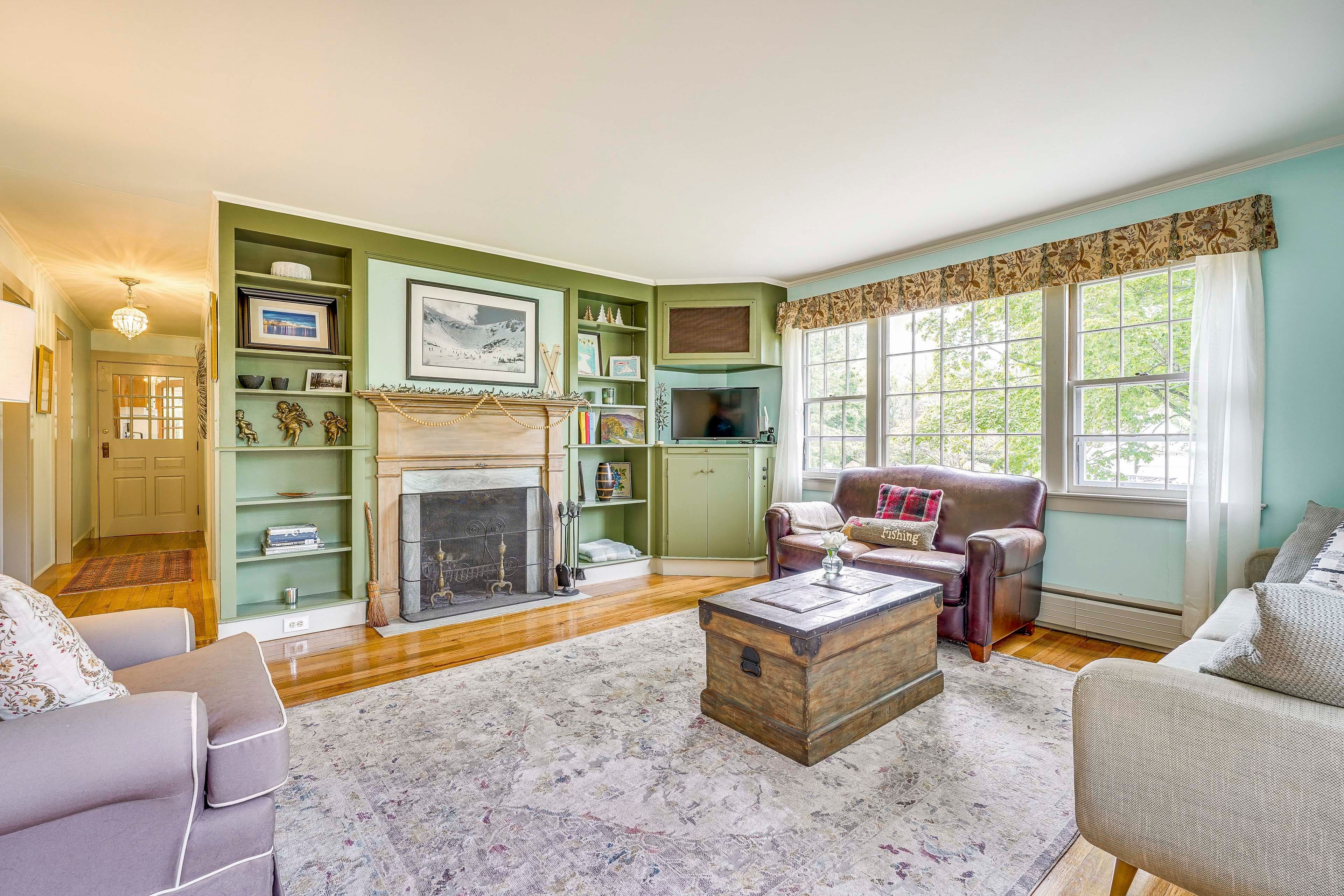 Living Area | Free WiFi | Smart TV | Fireplace