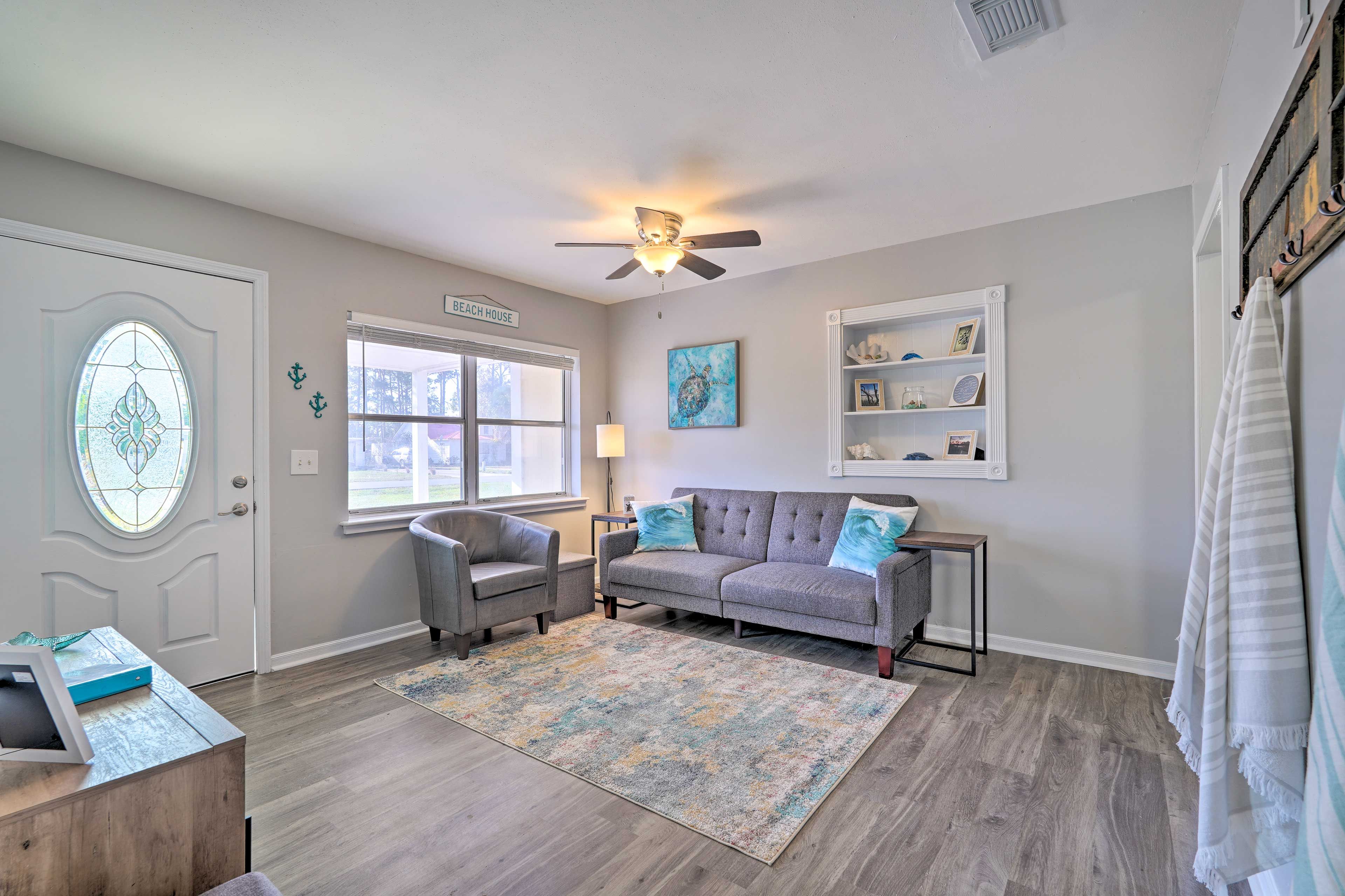 Living Area | Central A/C & Heat | Free WiFi | Smart TV