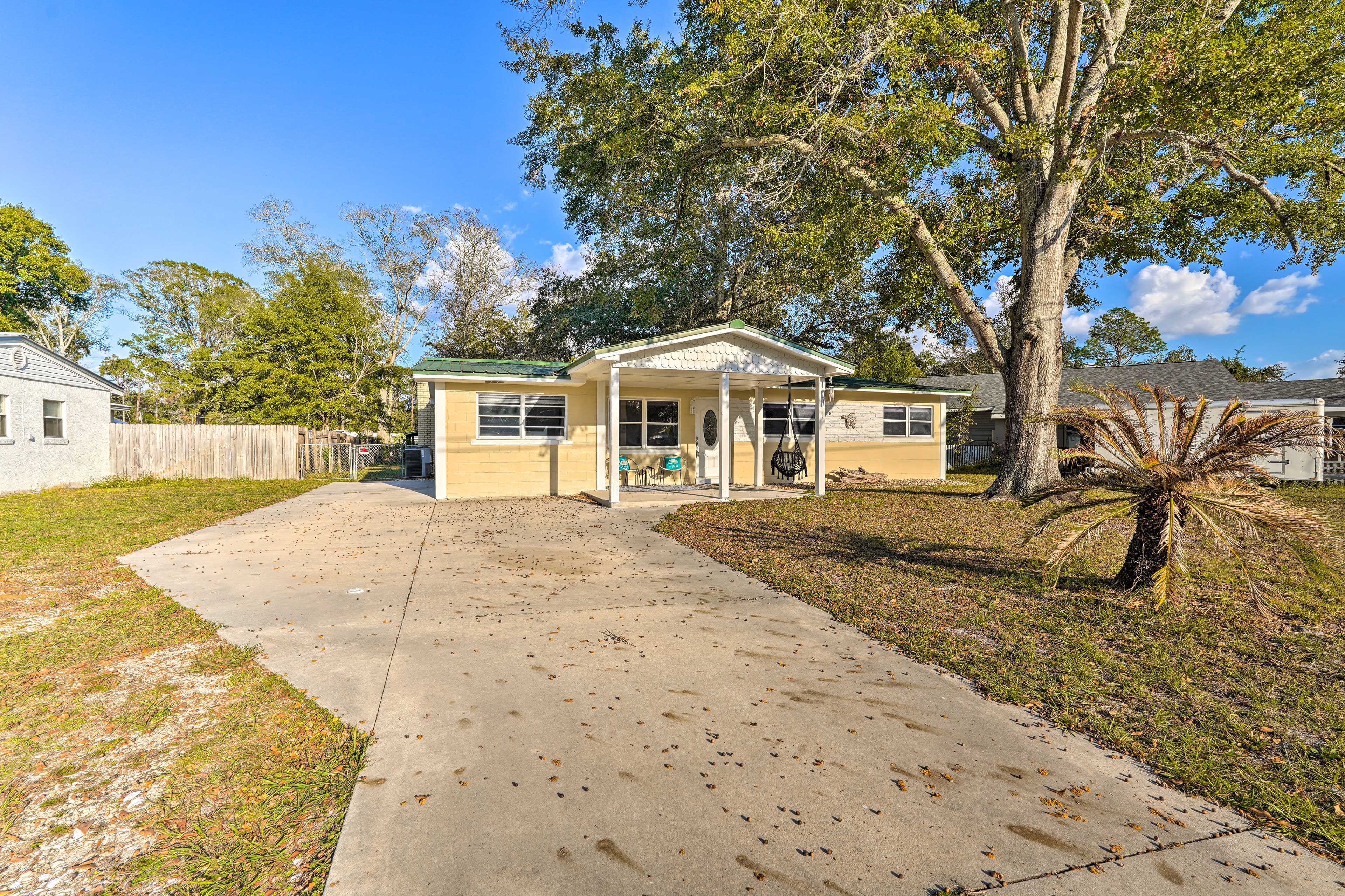 Parking | Driveway (5 Vehicles) | RV/Trailers Allowed | Addt'l Parking in Yard