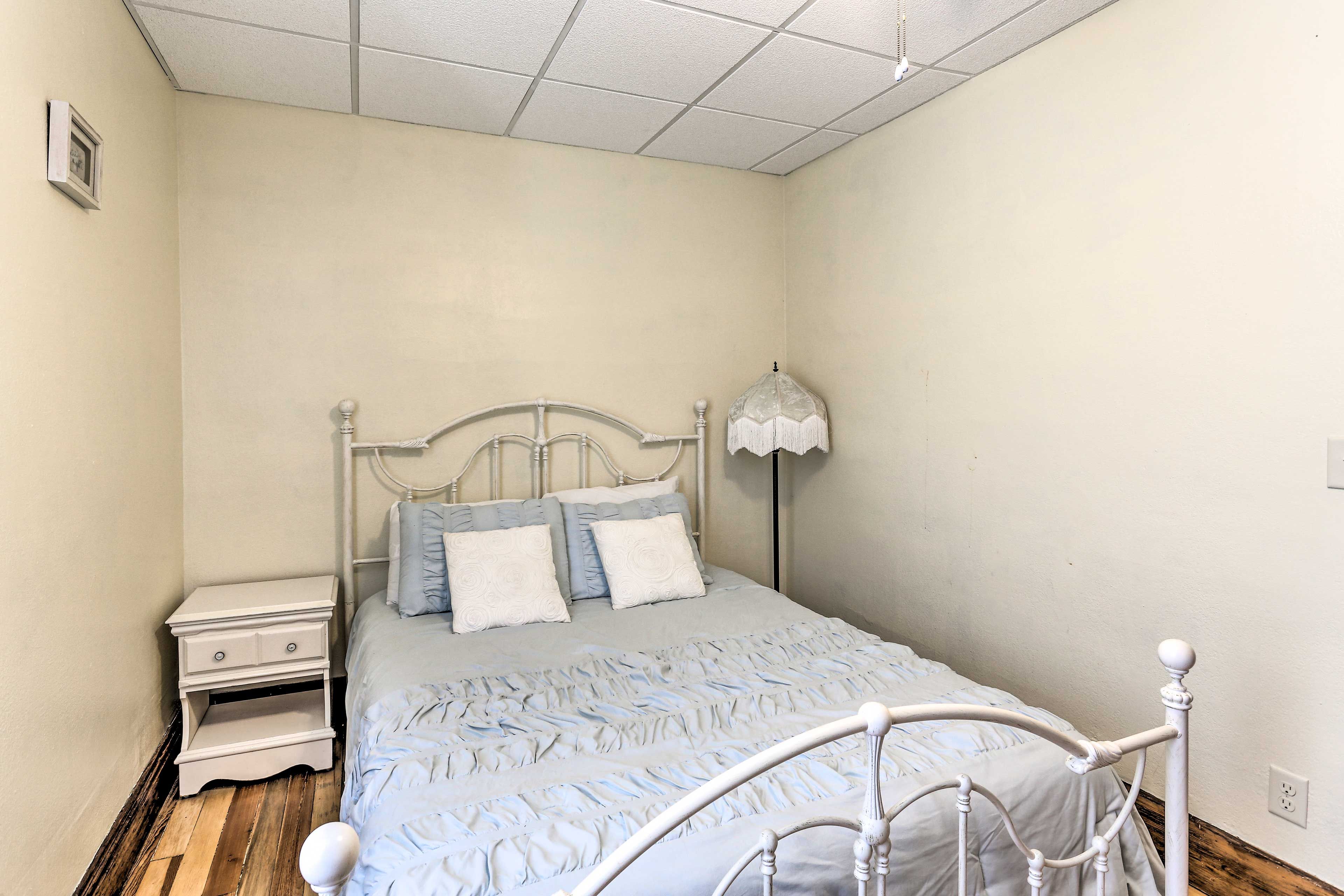 Bedroom 3 | Queen Bed