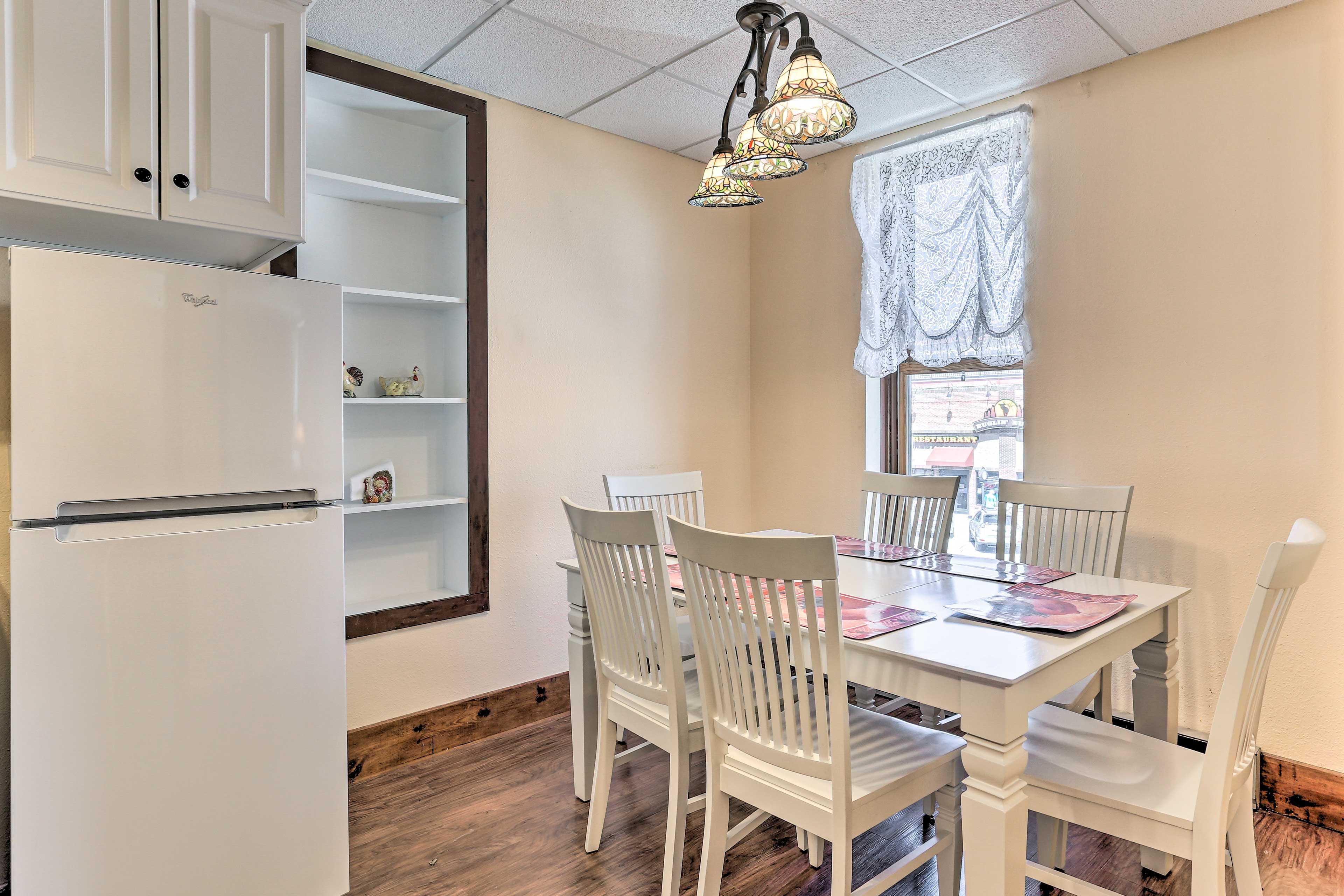 Dining Room | Dishware/Flatware Provided