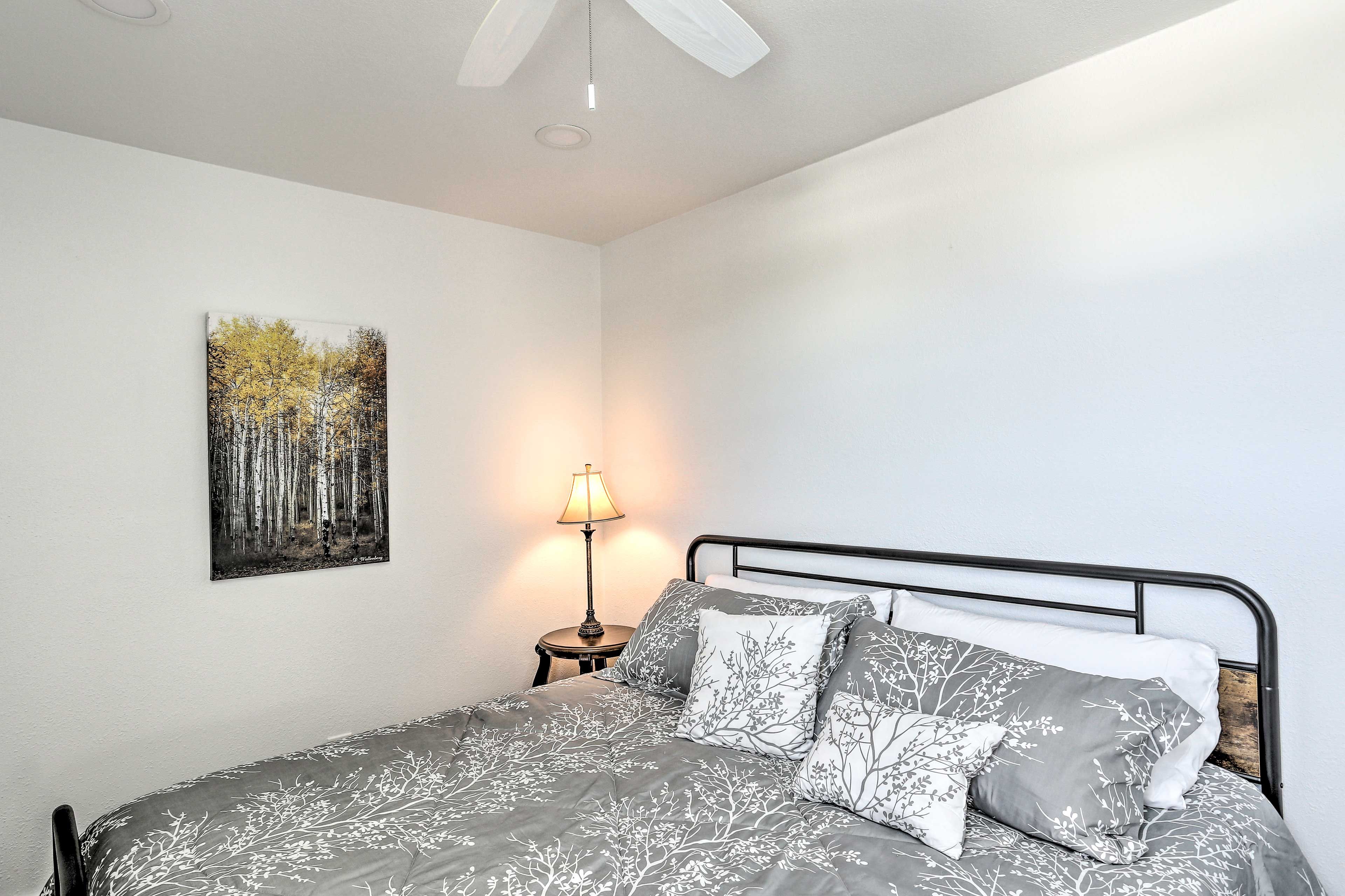Bedroom | King Bed | Linens Provided