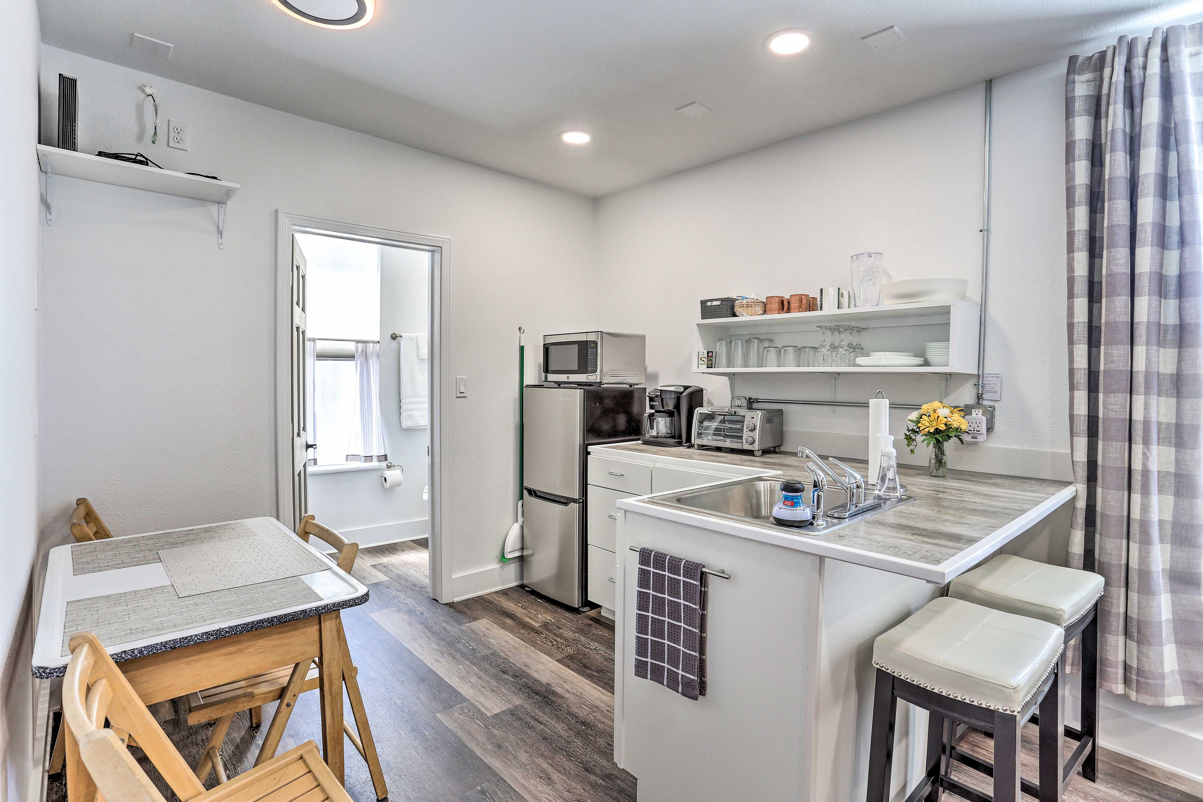 Dining Area | Dishware/Flatware Provided