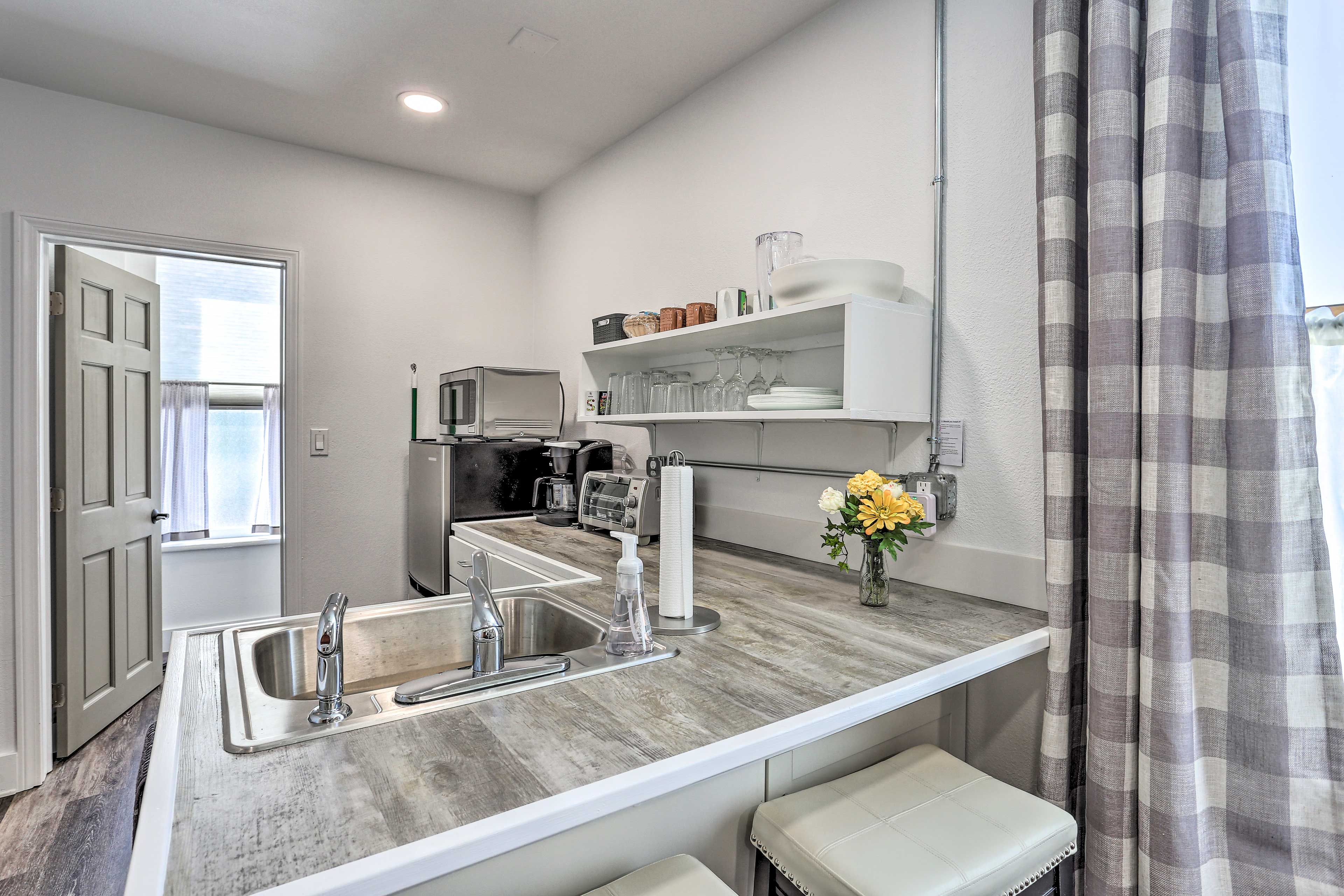 Kitchen | Cooking Basics | Coffee Maker | Paper Towels/Trash Bags Provided