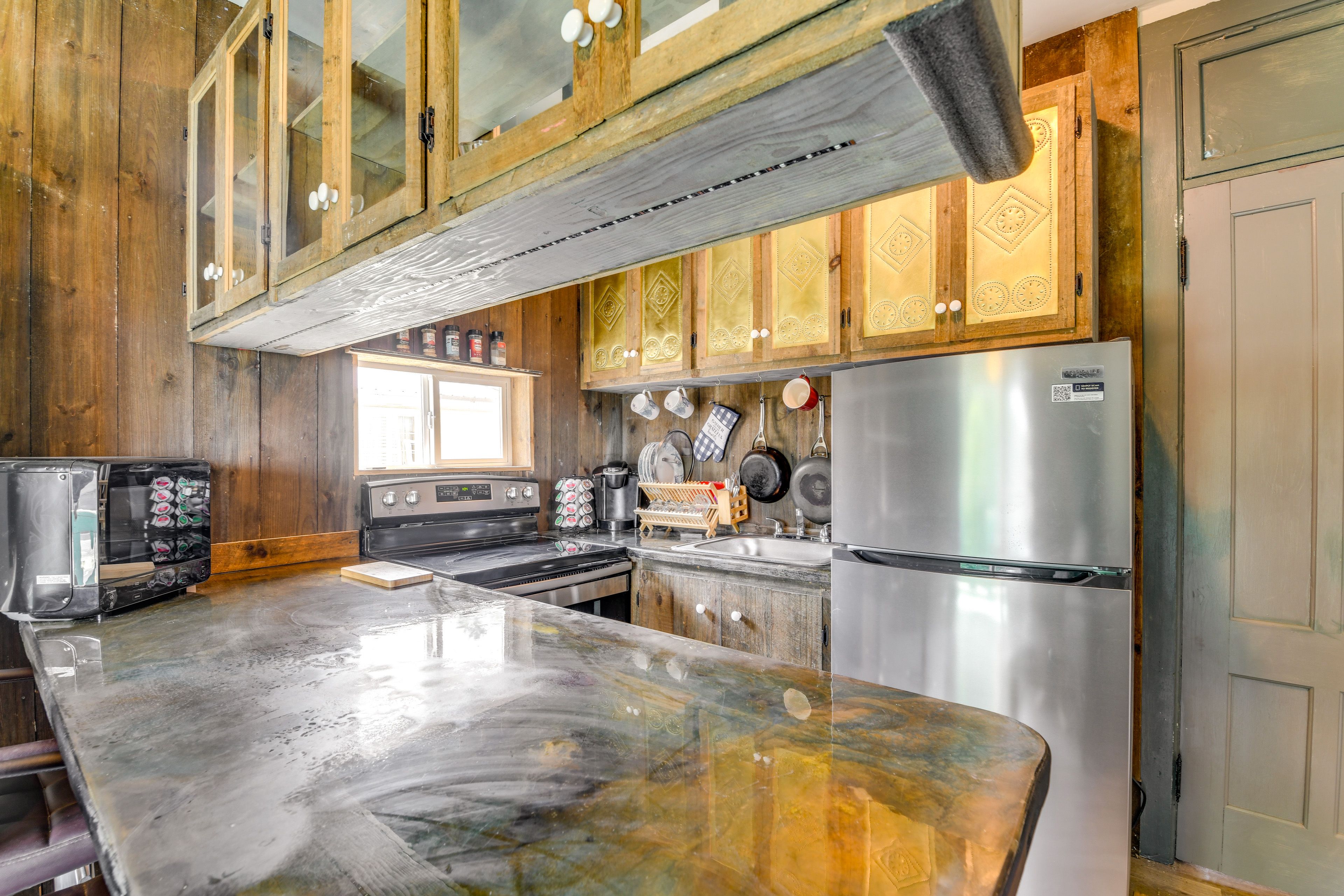 Kitchen | Stove/Oven | Refrigerator | Keurig | Microwave | Toaster