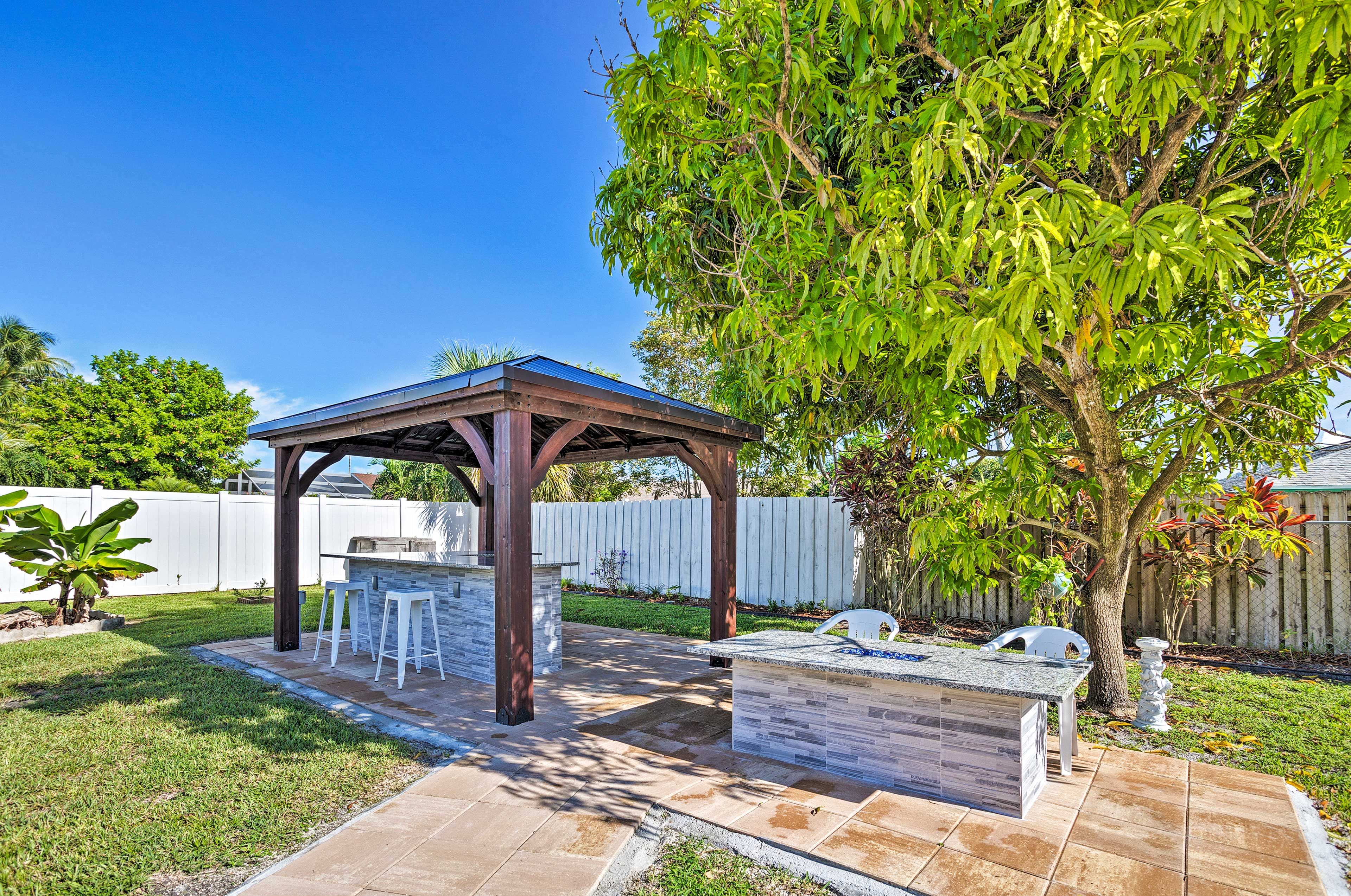 Backyard | Gas Fire Pit Table
