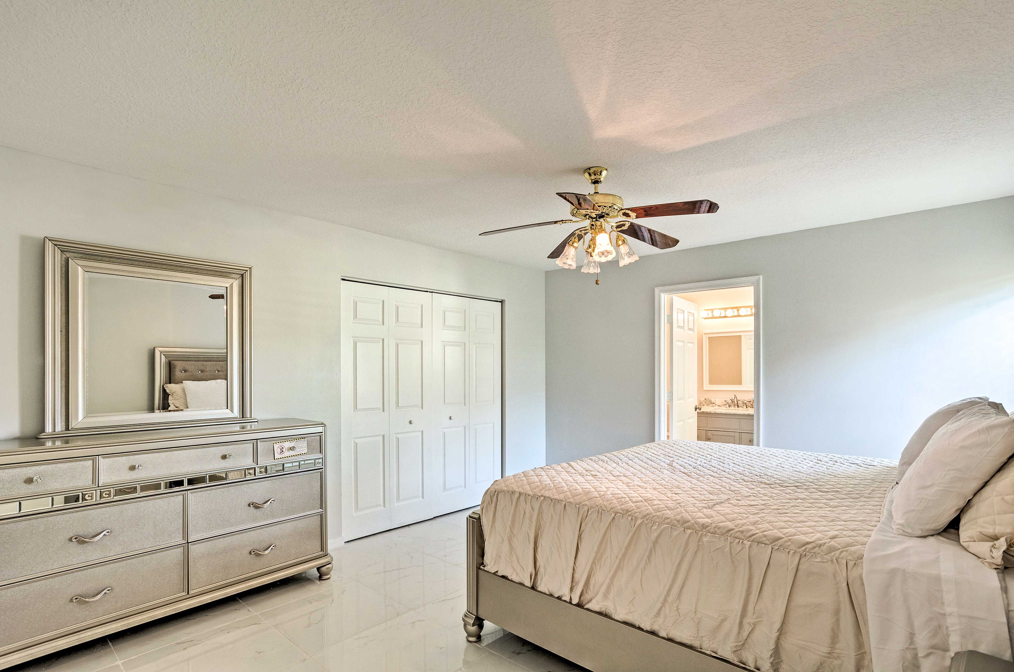 Bedroom 1 | King Bed