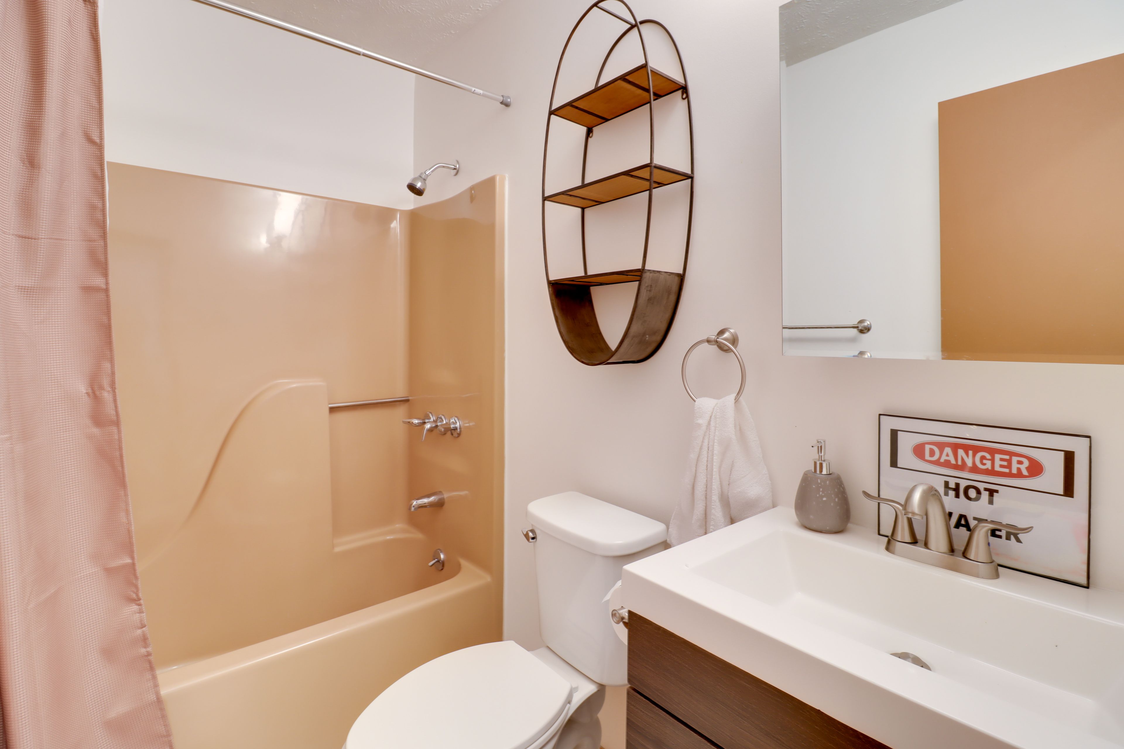 Full Bathroom | Towels Provided | Shower/Tub Combo | 1st Floor