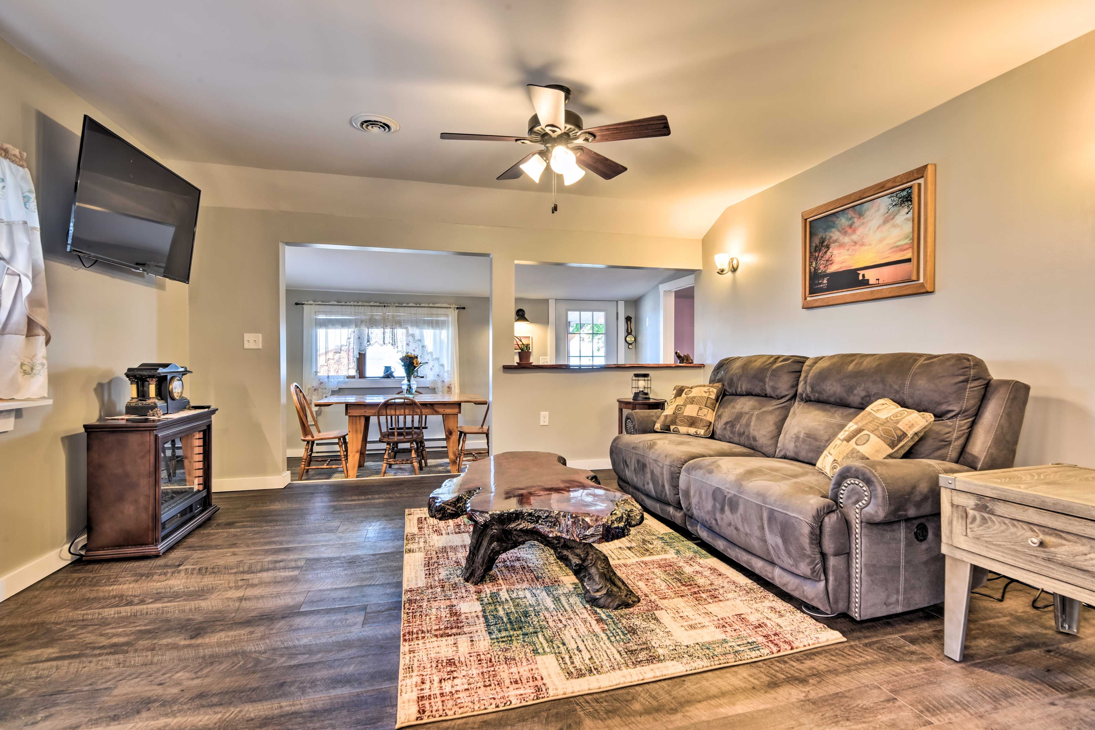 Living Area | Smart TV | Free WiFi | Window A/C Unit | Electric Heating