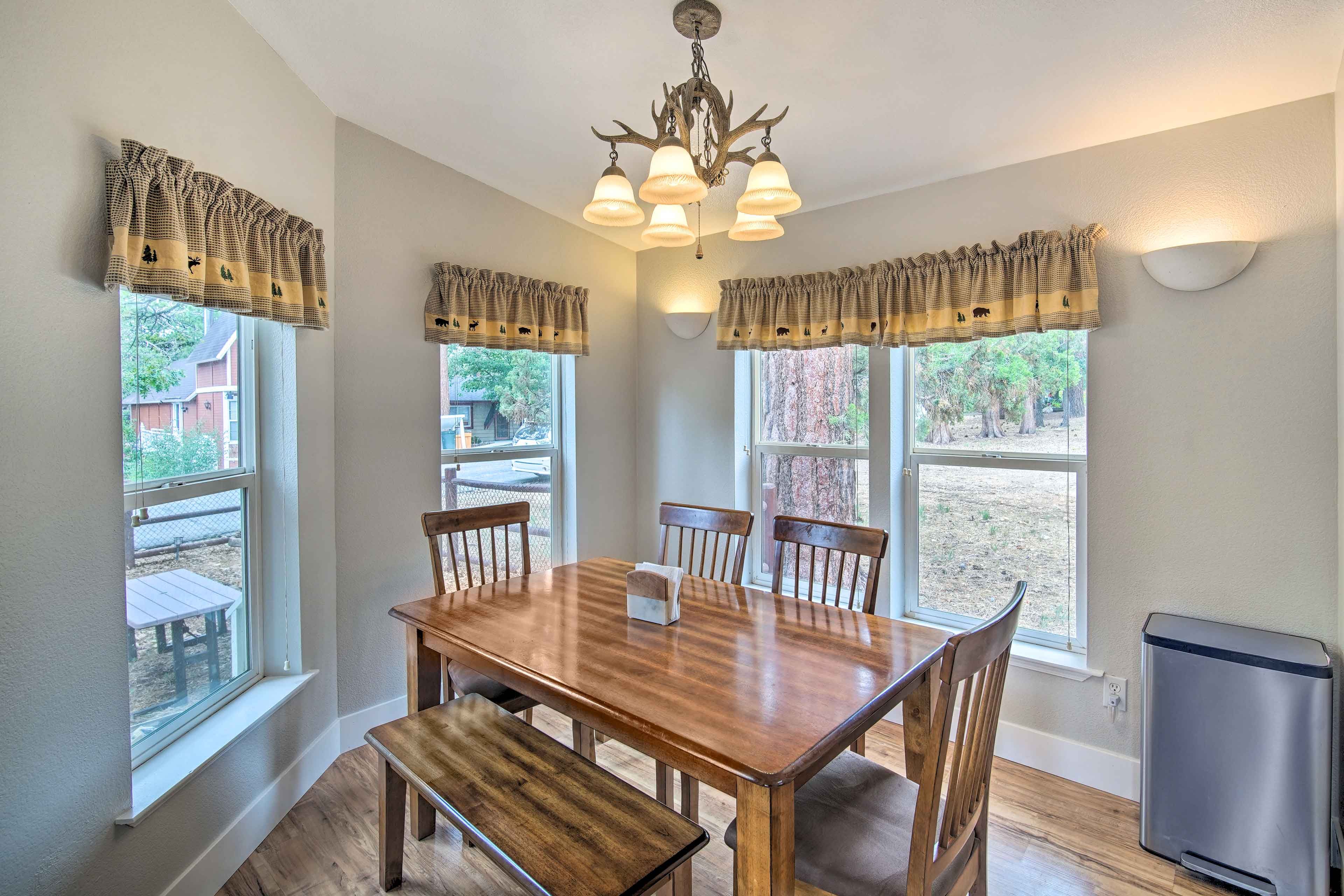 Dining Area | Dishware/Flatware Provided