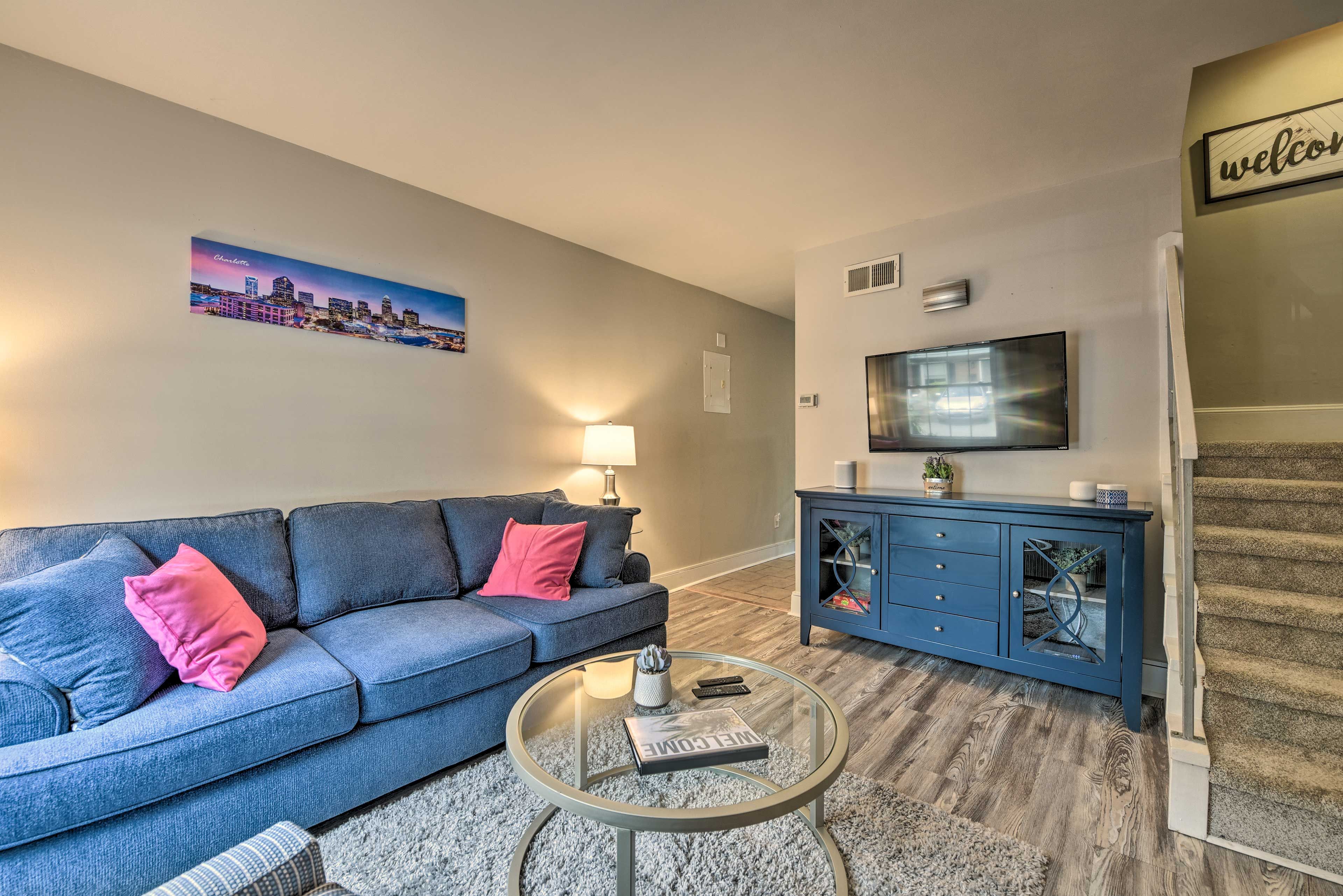 Living Room | Sleeper Sofa | 1st Floor | Smart TV | Free WiFi (High Speed)