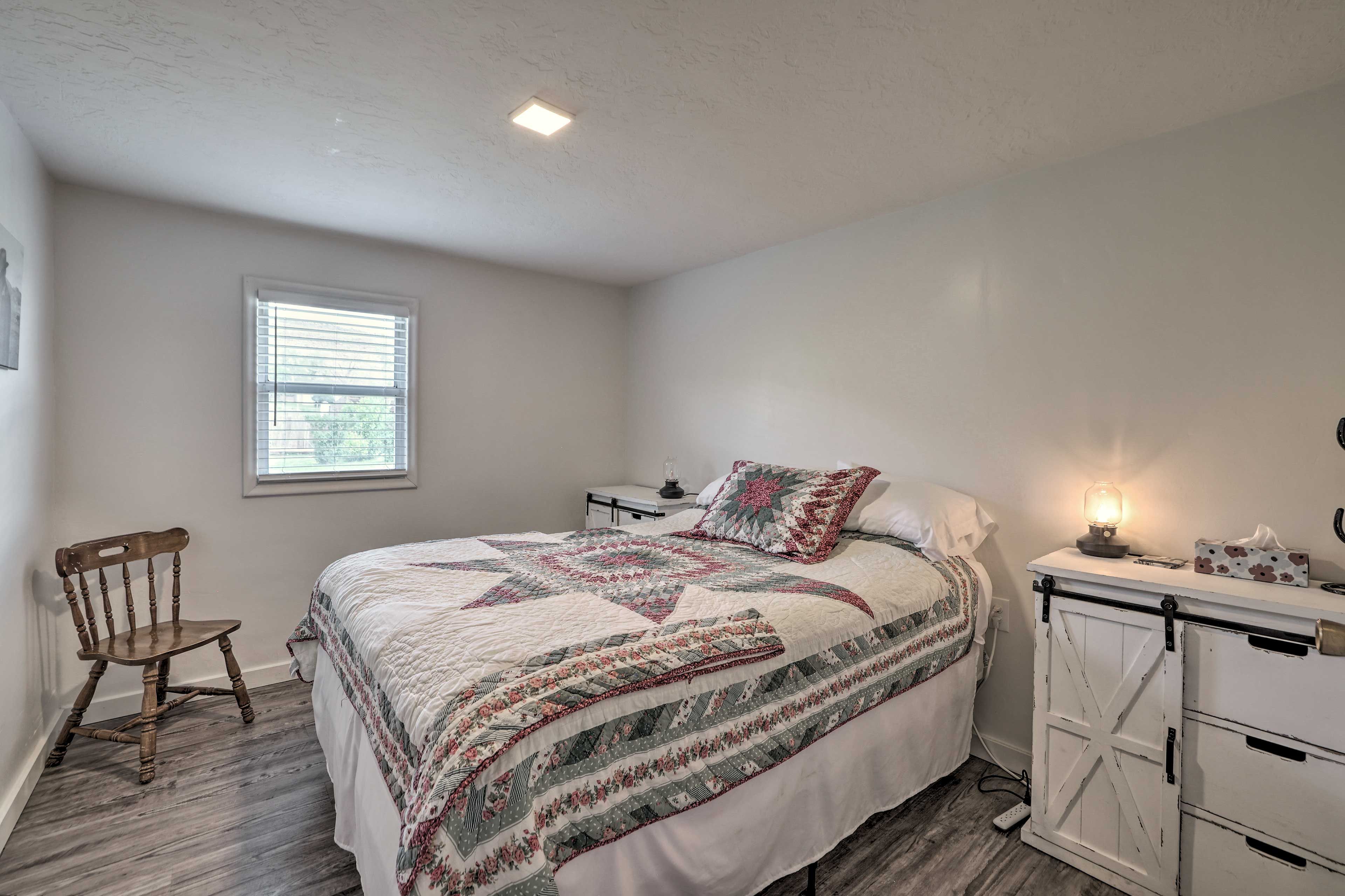 Bedroom 2 | Queen Bed